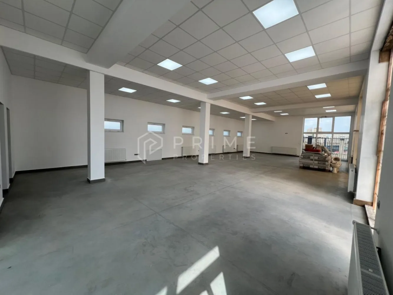 Clădire nouă de închiriat– zonă industrială Gheorghe Doja, Târgu Mureș - Disponibilă spre închiriere clădire nouă P+2, cu o suprafață utilă de aproximativ 500 mp, situată în zona industrială Gheorghe Doja, cu acces facil pentru activități comerciale și logistice.

Imobilul este conceput pentru flexibilitate maximă, fiind potrivit pentru o gamă largă de activități: showroom, producție, depozitare, distribuție sau birouri.

🔹 Compartimentare și avantaje

Parterul este păstrat cu goluri în locul geamurilor, oferind posibilitatea de adaptare în funcție de activitate (acces marfă, vitrine, zone de lucru)

Etaje (P+1 și P+2) pregătite pentru birouri sau activități administrative

Fiecare nivel dispune de:
✔️ 2 grupuri sanitare (femei / bărbați)
✔️ Chicinetă

🔹 Dotări

✔️ Sistem de supraveghere video
✔️ Sistem de alarmă
✔️ Geamuri cu 3 camere – izolație termică și fonică superioară
✔️ Clădire nouă, pregătită pentru personalizare în funcție de business

Proprietatea este ideală pentru companii care își doresc un spațiu versatil, modern și bine poziționat, cu posibilitatea de adaptare la nevoile specifice ale activității.

📩 Pentru detalii suplimentare și programarea unei vizionări, te invit să mă contactezi.