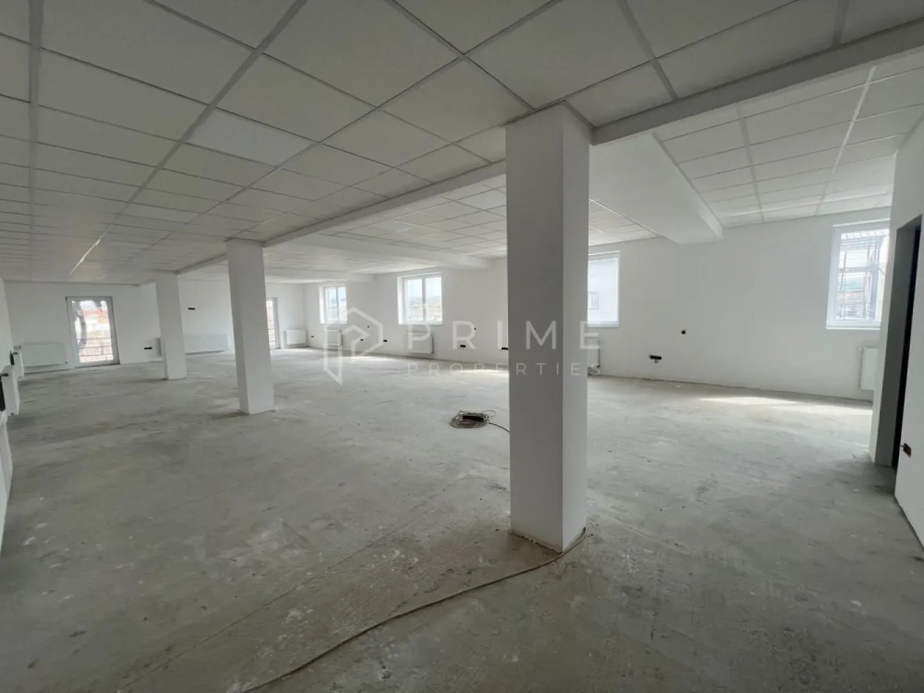 Clădire nouă de închiriat– zonă industrială Gheorghe Doja, Târgu Mureș - Disponibilă spre închiriere clădire nouă P+2, cu o suprafață utilă de aproximativ 500 mp, situată în zona industrială Gheorghe Doja, cu acces facil pentru activități comerciale și logistice.

Imobilul este conceput pentru flexibilitate maximă, fiind potrivit pentru o gamă largă de activități: showroom, producție, depozitare, distribuție sau birouri.

🔹 Compartimentare și avantaje

Parterul este păstrat cu goluri în locul geamurilor, oferind posibilitatea de adaptare în funcție de activitate (acces marfă, vitrine, zone de lucru)

Etaje (P+1 și P+2) pregătite pentru birouri sau activități administrative

Fiecare nivel dispune de:
✔️ 2 grupuri sanitare (femei / bărbați)
✔️ Chicinetă

🔹 Dotări

✔️ Sistem de supraveghere video
✔️ Sistem de alarmă
✔️ Geamuri cu 3 camere – izolație termică și fonică superioară
✔️ Clădire nouă, pregătită pentru personalizare în funcție de business

Proprietatea este ideală pentru companii care își doresc un spațiu versatil, modern și bine poziționat, cu posibilitatea de adaptare la nevoile specifice ale activității.

📩 Pentru detalii suplimentare și programarea unei vizionări, te invit să mă contactezi.