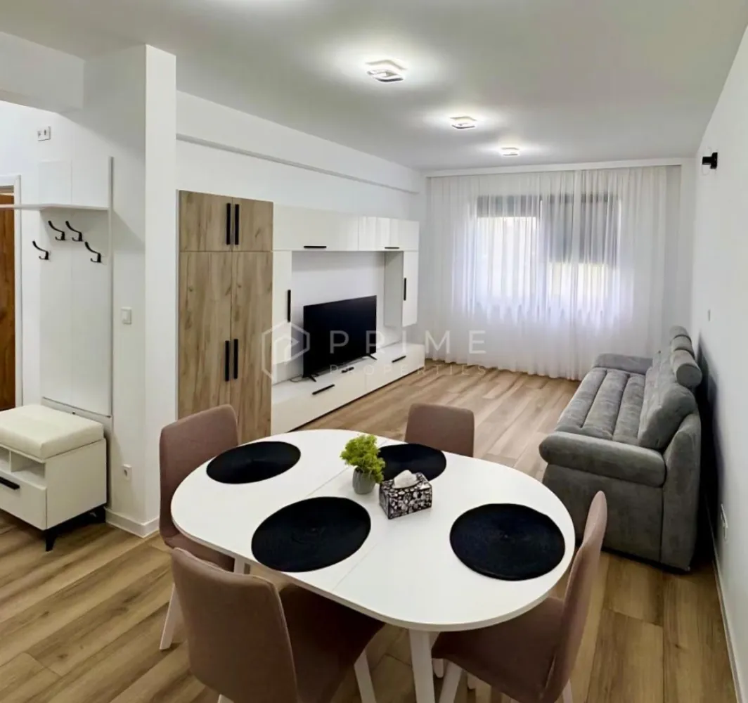 2 camere mobilat si utilat, parcare – Corunca, lângă Shopping City - Vă prezentăm spre vânzare un apartament nou cu 2 camere 55mp, mobilat, situat la etajul 2 al unui imobil modern din Corunca, pe Calea Sighișoarei, în imediata proximitate a Shopping City Mall, Dedeman, Atac/Auchan, 18Gym, BricoDepot, Universitatea Sapientia.

Proprietatea reprezintă o alegere de excepție atât pentru locuire proprie, cât și ca investiție imobiliară rentabilă, beneficiind de o locație privilegiată, finisaje de calitate și dotări moderne.

Compartimentare:
- Living generos ca suprafață, un spațiu ideal pentru relaxare.
- Dormitor confortabil și bine delimitat, oferind intimitate și liniște.
- Bucătărie open space practică și bine organizată.
- Baie practică cu cabină de duș
- Încălzire în pardoseală — Sistem modern de termoficare, asigurând un confort termic ridicat și distribuție uniformă a căldurii pe toată suprafața apartamentului.
- Loc de parcare inclus — Parcare proprie în curtea interioară a imobilului, inclusă în prețul de vânzare, fără costuri suplimentare.
- Construcție nouă — Imobil recent construit, cu materiale de calitate și finisaje moderne, oferind garanțiile aferente unei proprietăți noi.

La Prime Properties, fiecare tranzacție înseamnă mai mult decât o simplă achiziție – este un proces complet, în care colaborăm cu cei mai buni profesioniști: notari, avocați, designeri, arhitecți, evaluatori, specialiști în certificate energetice, consultanți de credite imobiliare.
Astfel, atunci când alegi o proprietate prin noi, primești la pachet și siguranță, transparență și servicii impecabile pe tot parcursul drumului tău către casa ideală.
Ne dedicăm 100% fiecărui client, iar asta se reflectă în rezultate și în încrederea pe care o primim înapoi prin recomandările lor.
Proprietatea aceasta nu se potrivește exact nevoilor tale?
Lasă-ne să îți găsim alternativa potrivită. Agentul nostru îți va oferi soluții avantajoase și adaptate stilului tău de viață.
📞 Contactează-ne astăzi. Până acum nu am dezamăgit niciun client – și nu vom începe cu tine.
Comision 0% pentru cumpărători