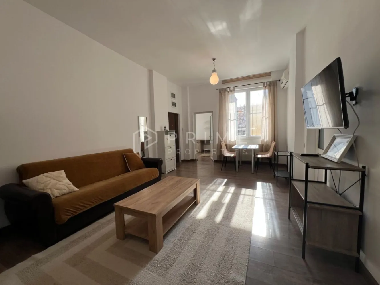 Apartament 3 camere de închiriat – 7 Noiembrie, Târgu Mureș - Disponibil spre închiriere apartament cu 3 camere, situat în zona 7 Noiembrie, la parter, într-o locație excelentă – lângă spitale și Universitatea UMFST. Ideal pentru o familie de rezidenți sau pentru 2 studenți care își doresc confort și proximitate față de punctele de interes.

Apartamentul este complet mobilat și utilat, pregătit pentru mutare imediată, și oferă spații generoase, bine compartimentate:
-Living + dining
-Bucătărie separată
-Cămară mare pentru depozitare
-2 dormitoare spațioase, fiecare cu birou

Dotări:
✔️ Mașină de spălat vase
✔️ Mașină de spălat rufe
✔️ Uscător de haine
✔️ Plită electrică
✔️ Frigider
✔️ Aer condiționat

✔️ 2 locuri de parcare în fața imobilului

💶 Chirie: 550 euro / lună
💶 Garanție: 2 luni

Un apartament practic și bine poziționat, perfect pentru un stil de viață activ, aproape de tot ce contează.

Pentru detalii și programarea unei vizionări, te invit să mă contactezi.