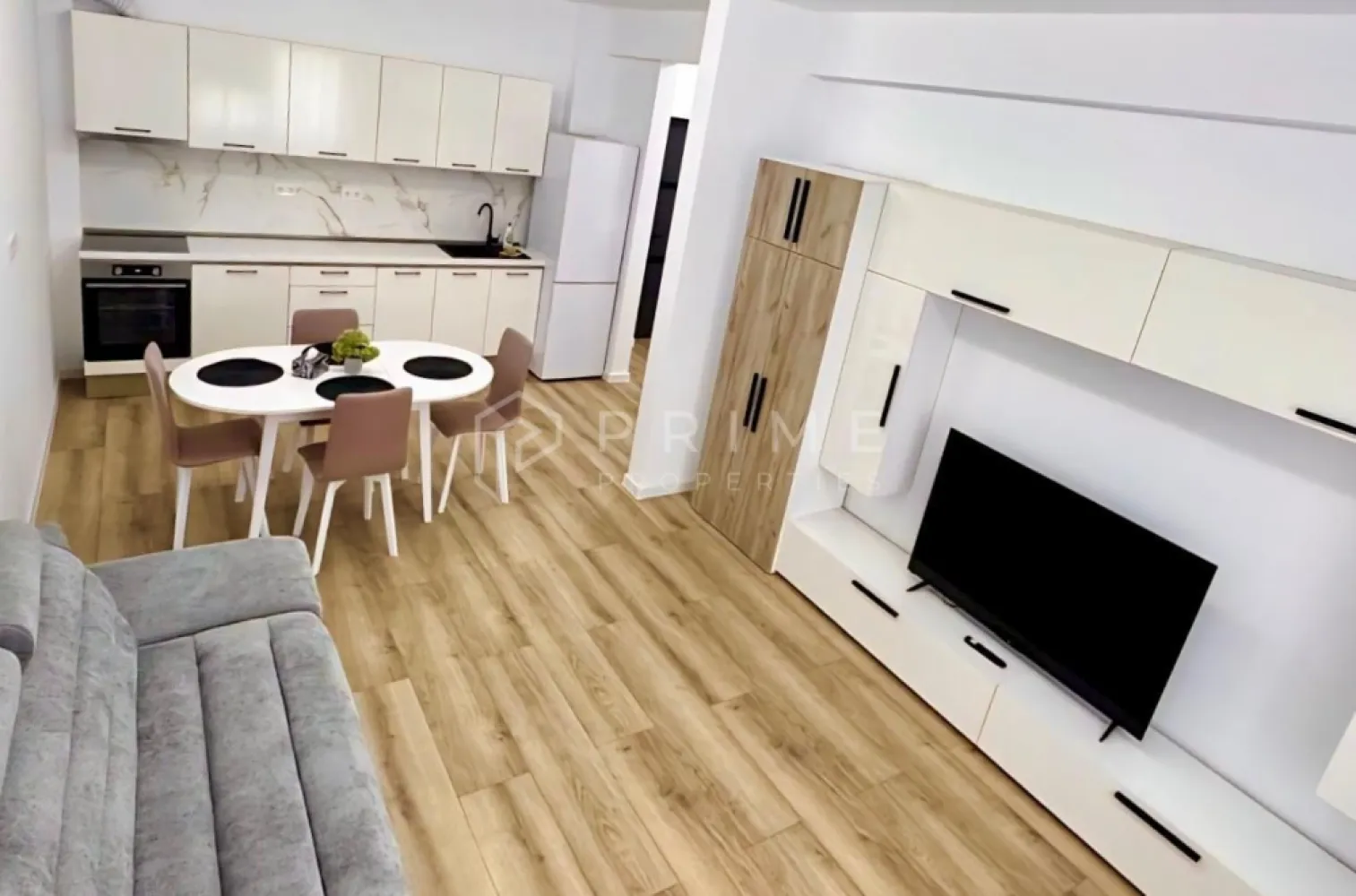 2 camere mobilat si utilat, parcare – Corunca, lângă Shopping City - Vă prezentăm spre vânzare un apartament nou cu 2 camere 55mp, mobilat, situat la etajul 2 al unui imobil modern din Corunca, pe Calea Sighișoarei, în imediata proximitate a Shopping City Mall, Dedeman, Atac/Auchan, 18Gym, BricoDepot, Universitatea Sapientia.

Proprietatea reprezintă o alegere de excepție atât pentru locuire proprie, cât și ca investiție imobiliară rentabilă, beneficiind de o locație privilegiată, finisaje de calitate și dotări moderne.

Compartimentare:
- Living generos ca suprafață, un spațiu ideal pentru relaxare.
- Dormitor confortabil și bine delimitat, oferind intimitate și liniște.
- Bucătărie open space practică și bine organizată.
- Baie practică cu cabină de duș
- Încălzire în pardoseală — Sistem modern de termoficare, asigurând un confort termic ridicat și distribuție uniformă a căldurii pe toată suprafața apartamentului.
- Loc de parcare inclus — Parcare proprie în curtea interioară a imobilului, inclusă în prețul de vânzare, fără costuri suplimentare.
- Construcție nouă — Imobil recent construit, cu materiale de calitate și finisaje moderne, oferind garanțiile aferente unei proprietăți noi.

La Prime Properties, fiecare tranzacție înseamnă mai mult decât o simplă achiziție – este un proces complet, în care colaborăm cu cei mai buni profesioniști: notari, avocați, designeri, arhitecți, evaluatori, specialiști în certificate energetice, consultanți de credite imobiliare.
Astfel, atunci când alegi o proprietate prin noi, primești la pachet și siguranță, transparență și servicii impecabile pe tot parcursul drumului tău către casa ideală.
Ne dedicăm 100% fiecărui client, iar asta se reflectă în rezultate și în încrederea pe care o primim înapoi prin recomandările lor.
Proprietatea aceasta nu se potrivește exact nevoilor tale?
Lasă-ne să îți găsim alternativa potrivită. Agentul nostru îți va oferi soluții avantajoase și adaptate stilului tău de viață.
📞 Contactează-ne astăzi. Până acum nu am dezamăgit niciun client – și nu vom începe cu tine.
Comision 0% pentru cumpărători
