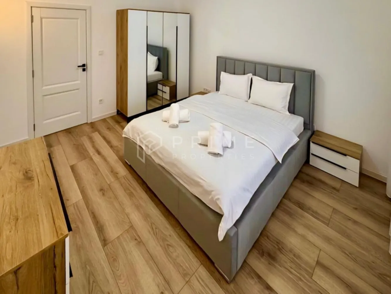 2 camere mobilat si utilat, parcare – Corunca, lângă Shopping City - Vă prezentăm spre vânzare un apartament nou cu 2 camere 55mp, mobilat, situat la etajul 2 al unui imobil modern din Corunca, pe Calea Sighișoarei, în imediata proximitate a Shopping City Mall, Dedeman, Atac/Auchan, 18Gym, BricoDepot, Universitatea Sapientia.

Proprietatea reprezintă o alegere de excepție atât pentru locuire proprie, cât și ca investiție imobiliară rentabilă, beneficiind de o locație privilegiată, finisaje de calitate și dotări moderne.

Compartimentare:
- Living generos ca suprafață, un spațiu ideal pentru relaxare.
- Dormitor confortabil și bine delimitat, oferind intimitate și liniște.
- Bucătărie open space practică și bine organizată.
- Baie practică cu cabină de duș
- Încălzire în pardoseală — Sistem modern de termoficare, asigurând un confort termic ridicat și distribuție uniformă a căldurii pe toată suprafața apartamentului.
- Loc de parcare inclus — Parcare proprie în curtea interioară a imobilului, inclusă în prețul de vânzare, fără costuri suplimentare.
- Construcție nouă — Imobil recent construit, cu materiale de calitate și finisaje moderne, oferind garanțiile aferente unei proprietăți noi.

La Prime Properties, fiecare tranzacție înseamnă mai mult decât o simplă achiziție – este un proces complet, în care colaborăm cu cei mai buni profesioniști: notari, avocați, designeri, arhitecți, evaluatori, specialiști în certificate energetice, consultanți de credite imobiliare.
Astfel, atunci când alegi o proprietate prin noi, primești la pachet și siguranță, transparență și servicii impecabile pe tot parcursul drumului tău către casa ideală.
Ne dedicăm 100% fiecărui client, iar asta se reflectă în rezultate și în încrederea pe care o primim înapoi prin recomandările lor.
Proprietatea aceasta nu se potrivește exact nevoilor tale?
Lasă-ne să îți găsim alternativa potrivită. Agentul nostru îți va oferi soluții avantajoase și adaptate stilului tău de viață.
📞 Contactează-ne astăzi. Până acum nu am dezamăgit niciun client – și nu vom începe cu tine.
Comision 0% pentru cumpărători