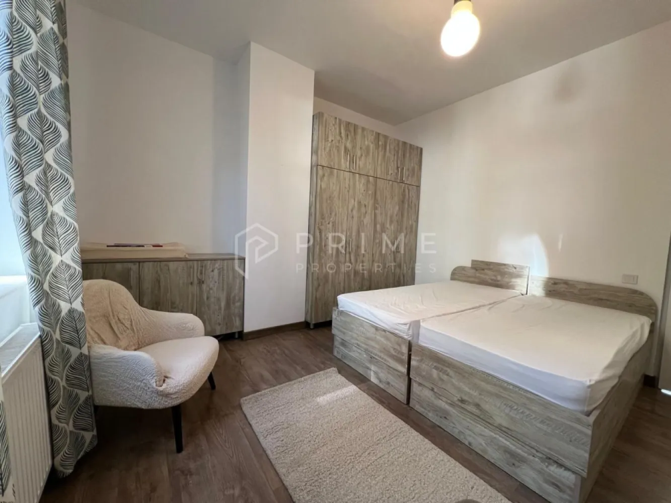 Apartament 3 camere de închiriat – 7 Noiembrie, Târgu Mureș - Disponibil spre închiriere apartament cu 3 camere, situat în zona 7 Noiembrie, la parter, într-o locație excelentă – lângă spitale și Universitatea UMFST. Ideal pentru o familie de rezidenți sau pentru 2 studenți care își doresc confort și proximitate față de punctele de interes.

Apartamentul este complet mobilat și utilat, pregătit pentru mutare imediată, și oferă spații generoase, bine compartimentate:
-Living + dining
-Bucătărie separată
-Cămară mare pentru depozitare
-2 dormitoare spațioase, fiecare cu birou

Dotări:
✔️ Mașină de spălat vase
✔️ Mașină de spălat rufe
✔️ Uscător de haine
✔️ Plită electrică
✔️ Frigider
✔️ Aer condiționat

✔️ 2 locuri de parcare în fața imobilului

💶 Chirie: 550 euro / lună
💶 Garanție: 2 luni

Un apartament practic și bine poziționat, perfect pentru un stil de viață activ, aproape de tot ce contează.

Pentru detalii și programarea unei vizionări, te invit să mă contactezi.