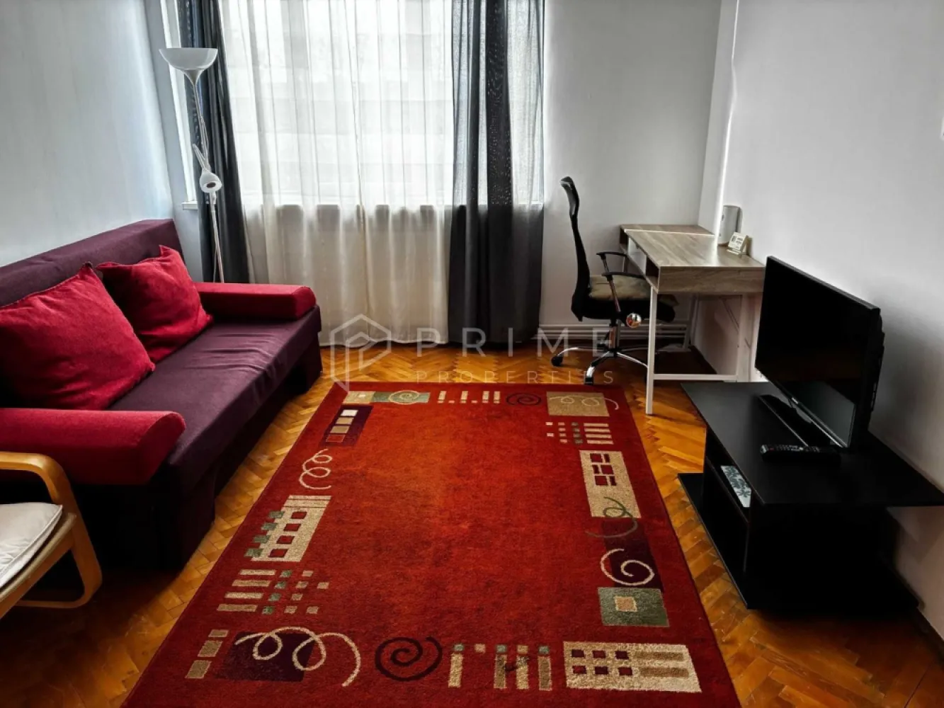 Apartament 2 camere de închiriat – Cornișa, lângă UMF –complet mobilat - Vă propunem spre închiriere un apartament cu 2 camere, situat în zona Cornișa, în imediata apropiere a căminelor studențești și la aproximativ 7–15 minute de mers pe jos de clădirile UMF Târgu Mureș. Proprietatea reprezintă o alegere excelentă pentru locuință personală.

Apartamentul este situat la etajul 4, deasupra existând etaj tehnic parțial, oferind astfel un plus de intimitate și liniște. Se închiriază complet mobilat, fiind disponibil pentru mutare imediată.

Dotări și beneficii:

Centrală termică proprie
Geamuri termopan
Ușă metalică
Aer condiționat
Două balcoane
Spații de parcare în imediata vecinătate

Zona este liniștită, cu mult spațiu verde și copaci maturi, oferind acces rapid către magazine, școli, restaurante și farmacii.

La Prime Properties, fiecare tranzacție înseamnă mai mult decât o simplă achiziție – este un proces complet, în care colaborăm cu cei mai buni profesioniști: notari, avocați, evaluatori, specialiști în certificate energetice și consultanți de credite imobiliare.
Astfel, atunci când alegi o proprietate prin noi, primești la pachet siguranță, transparență și servicii impecabile pe tot parcursul drumului tău către casa ideală.

Ne dedicăm 100% fiecărui client, iar asta se reflectă în rezultate și în încrederea pe care o primim înapoi prin recomandările lor.
Această proprietate nu este exact ceea ce cauți?
Lasă-ne să îți găsim alternativa potrivită. Agentul tău Prime îți va oferi soluții avantajoase, adaptate stilului tău de viață.
Contactează-ne astăzi. Până acum nu am dezamăgit niciun client – și nu vom începe cu tine.
Comision: 50% din valoarea primei luni de chirie.