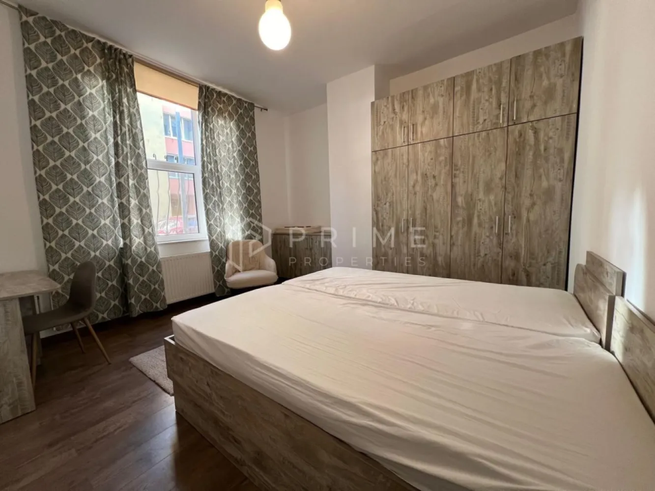Apartament 3 camere de închiriat – 7 Noiembrie, Târgu Mureș - Disponibil spre închiriere apartament cu 3 camere, situat în zona 7 Noiembrie, la parter, într-o locație excelentă – lângă spitale și Universitatea UMFST. Ideal pentru o familie de rezidenți sau pentru 2 studenți care își doresc confort și proximitate față de punctele de interes.

Apartamentul este complet mobilat și utilat, pregătit pentru mutare imediată, și oferă spații generoase, bine compartimentate:
-Living + dining
-Bucătărie separată
-Cămară mare pentru depozitare
-2 dormitoare spațioase, fiecare cu birou

Dotări:
✔️ Mașină de spălat vase
✔️ Mașină de spălat rufe
✔️ Uscător de haine
✔️ Plită electrică
✔️ Frigider
✔️ Aer condiționat

✔️ 2 locuri de parcare în fața imobilului

💶 Chirie: 550 euro / lună
💶 Garanție: 2 luni

Un apartament practic și bine poziționat, perfect pentru un stil de viață activ, aproape de tot ce contează.

Pentru detalii și programarea unei vizionări, te invit să mă contactezi.