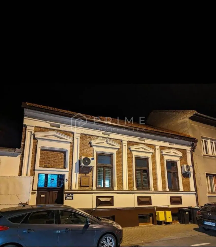 Clădire ultracentrală – Târgu Mureș, str. Mihail Kogălniceanu - Se vinde demisolul unui imobil situat în zonă ultracentrală, cu o suprafață utilă de 59,7 mp. Spațiul este bine compartimentat și potrivit pentru activități de birou, cabinete sau investiție.

Compartimentare:
antreu (3,2 mp)
baie (3,4 mp)
3 încăperi utilizate ca birouri:
birou 25,2 mp
birou 14,6 mp
birou 13,3 mp

Accesul se face direct din exterior printr-o intrare separată, iar compartimentarea permite utilizarea eficientă a spațiului pentru activități profesionale.

Dotări:
încălzire centrală cu calorifere
geamuri termopan
aer condiționat
se vinde mobilat și utilat parțial

Datorită poziției ultracentrale, spațiul este ideal pentru birouri, cabinete medicale, firmă de contabilitate, avocatură, salon sau alte activități profesionale. De asemenea, poate fi reconfigurat și pentru utilizare mixtă.

La Prime Properties, fiecare tranzacție înseamnă mai mult decât o simplă achiziție – este un proces complet, în care colaborăm cu cei mai buni profesioniști: notari, avocați, evaluatori, specialiști în certificate energetice și consultanți de credite imobiliare.

Astfel, atunci când alegi o proprietate prin noi, primești la pachet siguranță, transparență și servicii impecabile pe tot parcursul drumului tău către casa ideală.

Ne dedicăm 100% fiecărui client, iar asta se reflectă în rezultate și în încrederea pe care o primim înapoi prin recomandările lor.

Această proprietate nu este exact ceea ce cauți?
Lasă-ne să îți găsim alternativa potrivită. Agentul tău Prime îți va oferi soluții avantajoase, adaptate stilului tău de viață.

📞 Contactează-ne astăzi. Până acum nu am dezamăgit niciun client – și nu vom începe cu tine.

👉 Pentru clienții cumpărători, comisionul este 0%.