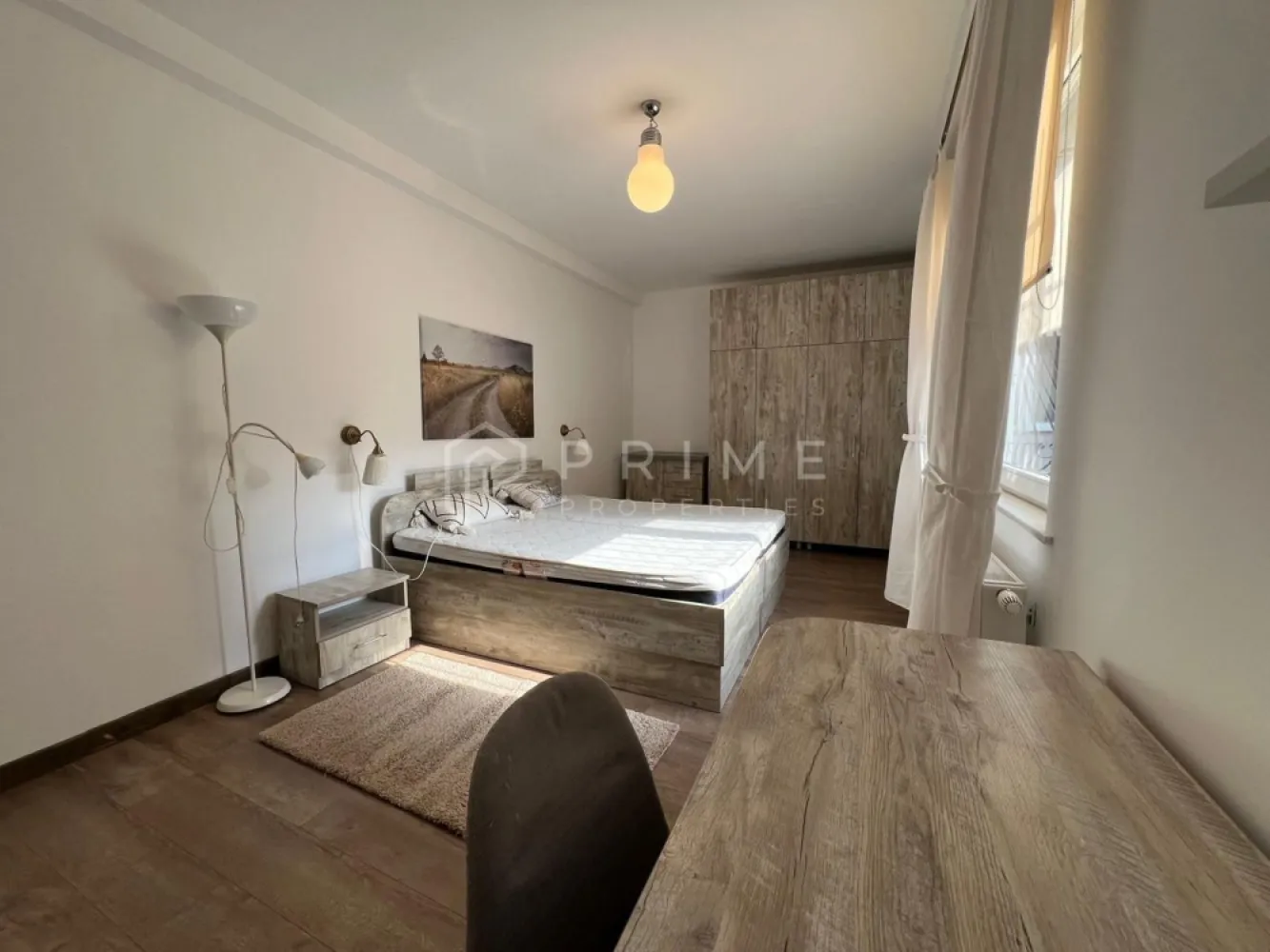Apartament 3 camere de închiriat – 7 Noiembrie, Târgu Mureș - Disponibil spre închiriere apartament cu 3 camere, situat în zona 7 Noiembrie, la parter, într-o locație excelentă – lângă spitale și Universitatea UMFST. Ideal pentru o familie de rezidenți sau pentru 2 studenți care își doresc confort și proximitate față de punctele de interes.

Apartamentul este complet mobilat și utilat, pregătit pentru mutare imediată, și oferă spații generoase, bine compartimentate:
-Living + dining
-Bucătărie separată
-Cămară mare pentru depozitare
-2 dormitoare spațioase, fiecare cu birou

Dotări:
✔️ Mașină de spălat vase
✔️ Mașină de spălat rufe
✔️ Uscător de haine
✔️ Plită electrică
✔️ Frigider
✔️ Aer condiționat

✔️ 2 locuri de parcare în fața imobilului

💶 Chirie: 550 euro / lună
💶 Garanție: 2 luni

Un apartament practic și bine poziționat, perfect pentru un stil de viață activ, aproape de tot ce contează.

Pentru detalii și programarea unei vizionări, te invit să mă contactezi.