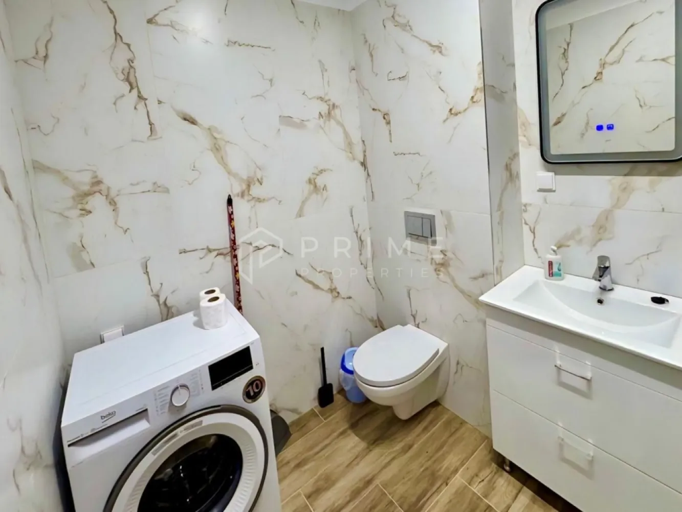2 camere mobilat si utilat, parcare – Corunca, lângă Shopping City - Vă prezentăm spre vânzare un apartament nou cu 2 camere 55mp, mobilat, situat la etajul 2 al unui imobil modern din Corunca, pe Calea Sighișoarei, în imediata proximitate a Shopping City Mall, Dedeman, Atac/Auchan, 18Gym, BricoDepot, Universitatea Sapientia.

Proprietatea reprezintă o alegere de excepție atât pentru locuire proprie, cât și ca investiție imobiliară rentabilă, beneficiind de o locație privilegiată, finisaje de calitate și dotări moderne.

Compartimentare:
- Living generos ca suprafață, un spațiu ideal pentru relaxare.
- Dormitor confortabil și bine delimitat, oferind intimitate și liniște.
- Bucătărie open space practică și bine organizată.
- Baie practică cu cabină de duș
- Încălzire în pardoseală — Sistem modern de termoficare, asigurând un confort termic ridicat și distribuție uniformă a căldurii pe toată suprafața apartamentului.
- Loc de parcare inclus — Parcare proprie în curtea interioară a imobilului, inclusă în prețul de vânzare, fără costuri suplimentare.
- Construcție nouă — Imobil recent construit, cu materiale de calitate și finisaje moderne, oferind garanțiile aferente unei proprietăți noi.

La Prime Properties, fiecare tranzacție înseamnă mai mult decât o simplă achiziție – este un proces complet, în care colaborăm cu cei mai buni profesioniști: notari, avocați, designeri, arhitecți, evaluatori, specialiști în certificate energetice, consultanți de credite imobiliare.
Astfel, atunci când alegi o proprietate prin noi, primești la pachet și siguranță, transparență și servicii impecabile pe tot parcursul drumului tău către casa ideală.
Ne dedicăm 100% fiecărui client, iar asta se reflectă în rezultate și în încrederea pe care o primim înapoi prin recomandările lor.
Proprietatea aceasta nu se potrivește exact nevoilor tale?
Lasă-ne să îți găsim alternativa potrivită. Agentul nostru îți va oferi soluții avantajoase și adaptate stilului tău de viață.
📞 Contactează-ne astăzi. Până acum nu am dezamăgit niciun client – și nu vom începe cu tine.
Comision 0% pentru cumpărători