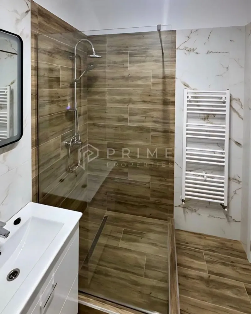 2 camere mobilat si utilat, parcare – Corunca, lângă Shopping City - Vă prezentăm spre vânzare un apartament nou cu 2 camere 55mp, mobilat, situat la etajul 2 al unui imobil modern din Corunca, pe Calea Sighișoarei, în imediata proximitate a Shopping City Mall, Dedeman, Atac/Auchan, 18Gym, BricoDepot, Universitatea Sapientia.

Proprietatea reprezintă o alegere de excepție atât pentru locuire proprie, cât și ca investiție imobiliară rentabilă, beneficiind de o locație privilegiată, finisaje de calitate și dotări moderne.

Compartimentare:
- Living generos ca suprafață, un spațiu ideal pentru relaxare.
- Dormitor confortabil și bine delimitat, oferind intimitate și liniște.
- Bucătărie open space practică și bine organizată.
- Baie practică cu cabină de duș
- Încălzire în pardoseală — Sistem modern de termoficare, asigurând un confort termic ridicat și distribuție uniformă a căldurii pe toată suprafața apartamentului.
- Loc de parcare inclus — Parcare proprie în curtea interioară a imobilului, inclusă în prețul de vânzare, fără costuri suplimentare.
- Construcție nouă — Imobil recent construit, cu materiale de calitate și finisaje moderne, oferind garanțiile aferente unei proprietăți noi.

La Prime Properties, fiecare tranzacție înseamnă mai mult decât o simplă achiziție – este un proces complet, în care colaborăm cu cei mai buni profesioniști: notari, avocați, designeri, arhitecți, evaluatori, specialiști în certificate energetice, consultanți de credite imobiliare.
Astfel, atunci când alegi o proprietate prin noi, primești la pachet și siguranță, transparență și servicii impecabile pe tot parcursul drumului tău către casa ideală.
Ne dedicăm 100% fiecărui client, iar asta se reflectă în rezultate și în încrederea pe care o primim înapoi prin recomandările lor.
Proprietatea aceasta nu se potrivește exact nevoilor tale?
Lasă-ne să îți găsim alternativa potrivită. Agentul nostru îți va oferi soluții avantajoase și adaptate stilului tău de viață.
📞 Contactează-ne astăzi. Până acum nu am dezamăgit niciun client – și nu vom începe cu tine.
Comision 0% pentru cumpărători