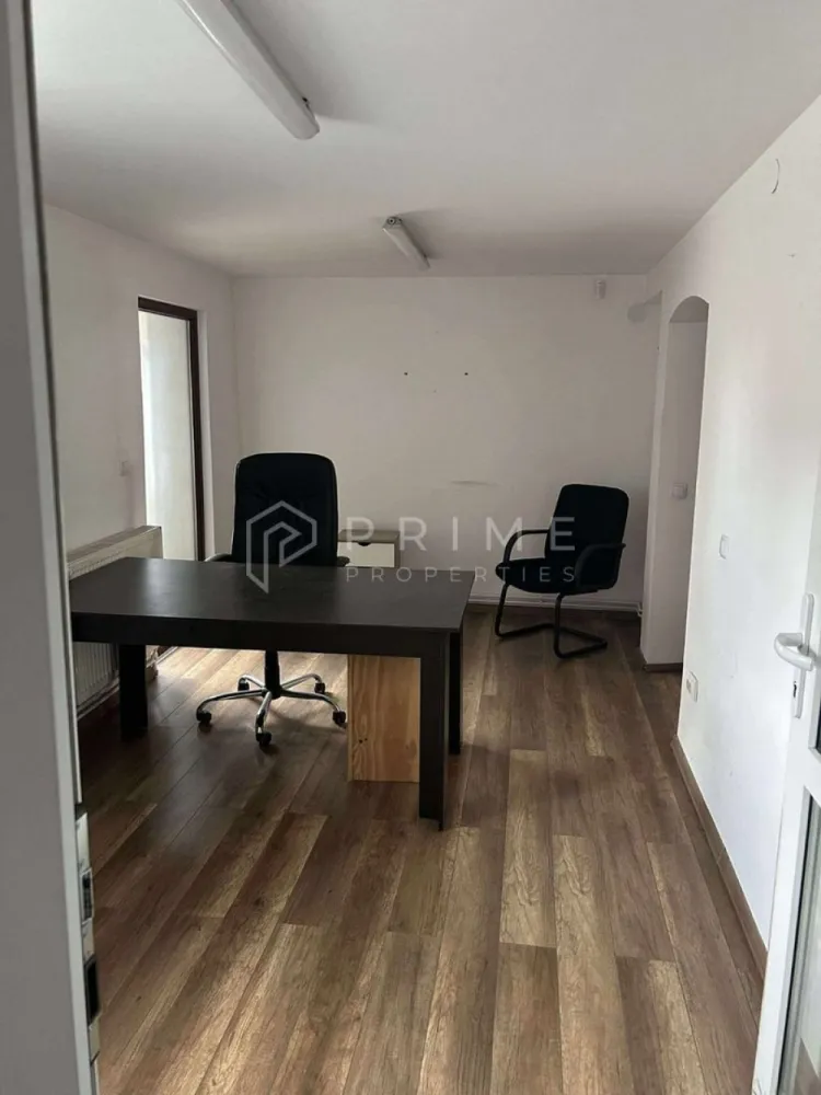 Clădire ultracentrală – Târgu Mureș, str. Mihail Kogălniceanu - Se vinde demisolul unui imobil situat în zonă ultracentrală, cu o suprafață utilă de 59,7 mp. Spațiul este bine compartimentat și potrivit pentru activități de birou, cabinete sau investiție.

Compartimentare:
antreu (3,2 mp)
baie (3,4 mp)
3 încăperi utilizate ca birouri:
birou 25,2 mp
birou 14,6 mp
birou 13,3 mp

Accesul se face direct din exterior printr-o intrare separată, iar compartimentarea permite utilizarea eficientă a spațiului pentru activități profesionale.

Dotări:
încălzire centrală cu calorifere
geamuri termopan
aer condiționat
se vinde mobilat și utilat parțial

Datorită poziției ultracentrale, spațiul este ideal pentru birouri, cabinete medicale, firmă de contabilitate, avocatură, salon sau alte activități profesionale. De asemenea, poate fi reconfigurat și pentru utilizare mixtă.

La Prime Properties, fiecare tranzacție înseamnă mai mult decât o simplă achiziție – este un proces complet, în care colaborăm cu cei mai buni profesioniști: notari, avocați, evaluatori, specialiști în certificate energetice și consultanți de credite imobiliare.

Astfel, atunci când alegi o proprietate prin noi, primești la pachet siguranță, transparență și servicii impecabile pe tot parcursul drumului tău către casa ideală.

Ne dedicăm 100% fiecărui client, iar asta se reflectă în rezultate și în încrederea pe care o primim înapoi prin recomandările lor.

Această proprietate nu este exact ceea ce cauți?
Lasă-ne să îți găsim alternativa potrivită. Agentul tău Prime îți va oferi soluții avantajoase, adaptate stilului tău de viață.

📞 Contactează-ne astăzi. Până acum nu am dezamăgit niciun client – și nu vom începe cu tine.

👉 Pentru clienții cumpărători, comisionul este 0%.