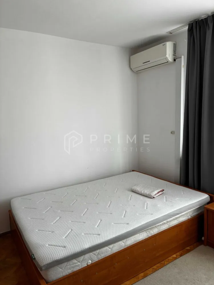 Apartament 2 camere de închiriat – Cornișa, lângă UMF –complet mobilat - Vă propunem spre închiriere un apartament cu 2 camere, situat în zona Cornișa, în imediata apropiere a căminelor studențești și la aproximativ 7–15 minute de mers pe jos de clădirile UMF Târgu Mureș. Proprietatea reprezintă o alegere excelentă pentru locuință personală.

Apartamentul este situat la etajul 4, deasupra existând etaj tehnic parțial, oferind astfel un plus de intimitate și liniște. Se închiriază complet mobilat, fiind disponibil pentru mutare imediată.

Dotări și beneficii:

Centrală termică proprie
Geamuri termopan
Ușă metalică
Aer condiționat
Două balcoane
Spații de parcare în imediata vecinătate

Zona este liniștită, cu mult spațiu verde și copaci maturi, oferind acces rapid către magazine, școli, restaurante și farmacii.

La Prime Properties, fiecare tranzacție înseamnă mai mult decât o simplă achiziție – este un proces complet, în care colaborăm cu cei mai buni profesioniști: notari, avocați, evaluatori, specialiști în certificate energetice și consultanți de credite imobiliare.
Astfel, atunci când alegi o proprietate prin noi, primești la pachet siguranță, transparență și servicii impecabile pe tot parcursul drumului tău către casa ideală.

Ne dedicăm 100% fiecărui client, iar asta se reflectă în rezultate și în încrederea pe care o primim înapoi prin recomandările lor.
Această proprietate nu este exact ceea ce cauți?
Lasă-ne să îți găsim alternativa potrivită. Agentul tău Prime îți va oferi soluții avantajoase, adaptate stilului tău de viață.
Contactează-ne astăzi. Până acum nu am dezamăgit niciun client – și nu vom începe cu tine.
Comision: 50% din valoarea primei luni de chirie.