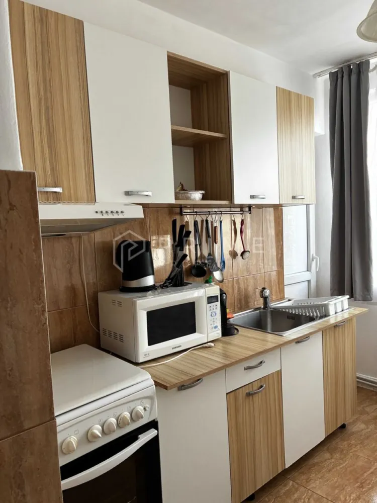 Apartament 2 camere de închiriat – Cornișa, lângă UMF –complet mobilat - Vă propunem spre închiriere un apartament cu 2 camere, situat în zona Cornișa, în imediata apropiere a căminelor studențești și la aproximativ 7–15 minute de mers pe jos de clădirile UMF Târgu Mureș. Proprietatea reprezintă o alegere excelentă pentru locuință personală.

Apartamentul este situat la etajul 4, deasupra existând etaj tehnic parțial, oferind astfel un plus de intimitate și liniște. Se închiriază complet mobilat, fiind disponibil pentru mutare imediată.

Dotări și beneficii:

Centrală termică proprie
Geamuri termopan
Ușă metalică
Aer condiționat
Două balcoane
Spații de parcare în imediata vecinătate

Zona este liniștită, cu mult spațiu verde și copaci maturi, oferind acces rapid către magazine, școli, restaurante și farmacii.

La Prime Properties, fiecare tranzacție înseamnă mai mult decât o simplă achiziție – este un proces complet, în care colaborăm cu cei mai buni profesioniști: notari, avocați, evaluatori, specialiști în certificate energetice și consultanți de credite imobiliare.
Astfel, atunci când alegi o proprietate prin noi, primești la pachet siguranță, transparență și servicii impecabile pe tot parcursul drumului tău către casa ideală.

Ne dedicăm 100% fiecărui client, iar asta se reflectă în rezultate și în încrederea pe care o primim înapoi prin recomandările lor.
Această proprietate nu este exact ceea ce cauți?
Lasă-ne să îți găsim alternativa potrivită. Agentul tău Prime îți va oferi soluții avantajoase, adaptate stilului tău de viață.
Contactează-ne astăzi. Până acum nu am dezamăgit niciun client – și nu vom începe cu tine.
Comision: 50% din valoarea primei luni de chirie.