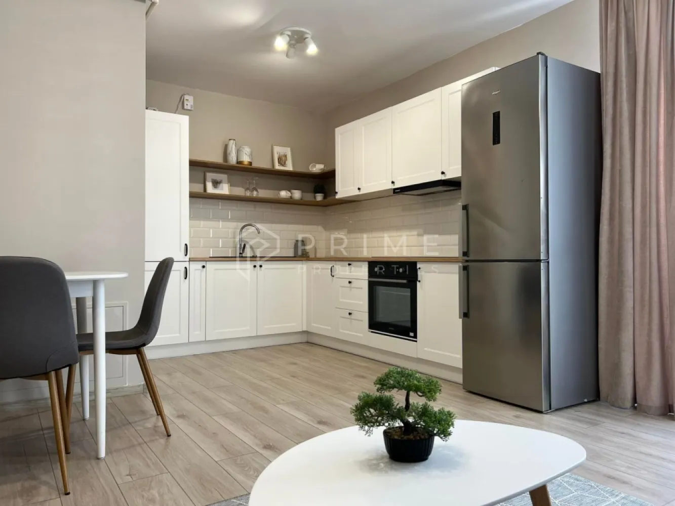 Apartament 2 camere de închiriat – Ama Residence, Târgu Mureș - Disponibil spre închiriere apartament cu 2 camere, decomandat, situat la parter, în complexul rezidențial Ama Residence din Târgu Mureș.

Locuința este frumos amenajată, cu un design modern și funcțional, fiind complet mobilată și utilată, astfel încât să ofere confortul necesar din prima zi. Compartimentarea decomandată asigură intimitate și o organizare eficientă a spațiului.

✔️ Apartament decomandat
✔️ Complet mobilat și utilat modern
✔️ Loc de parcare inclus
✔️ Parter – acces facil
✔️ Situat într-un complex rezidențial nou și apreciat

Disponibil imediat.
Pentru detalii și programarea unei vizionări, te invit să mă contactezi.