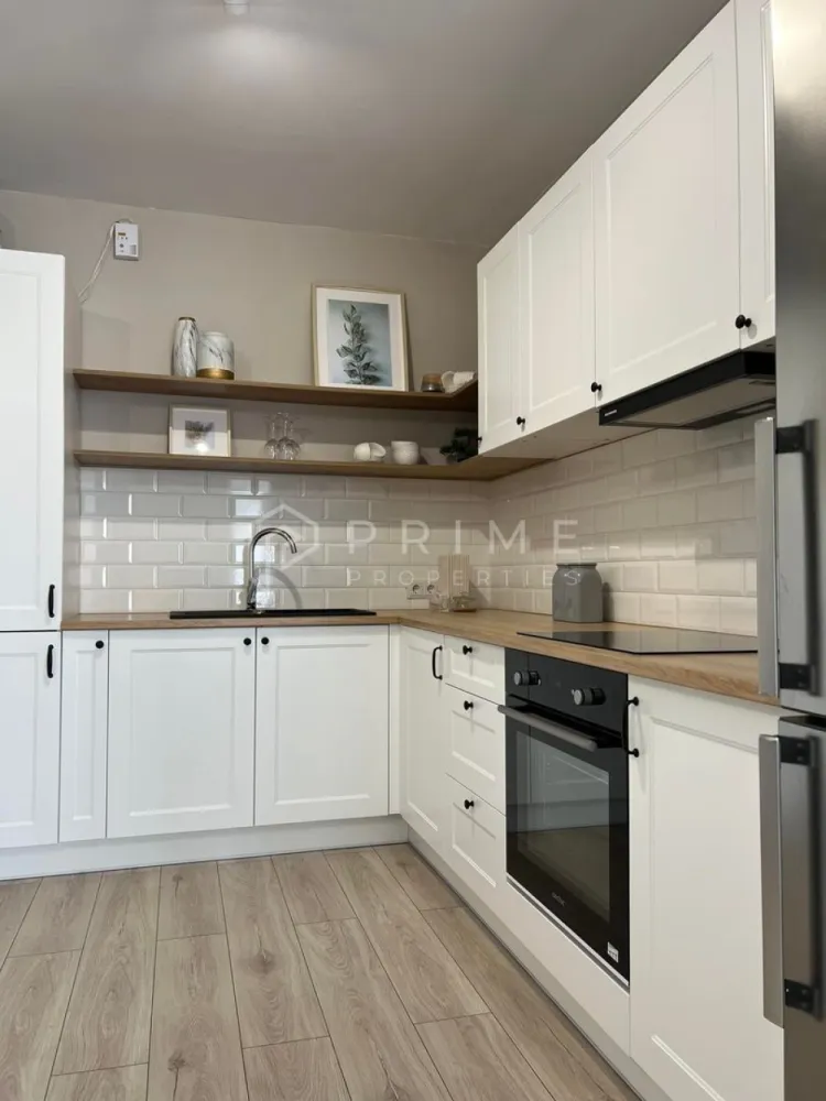 Apartament 2 camere de închiriat – Ama Residence, Târgu Mureș - Disponibil spre închiriere apartament cu 2 camere, decomandat, situat la parter, în complexul rezidențial Ama Residence din Târgu Mureș.

Locuința este frumos amenajată, cu un design modern și funcțional, fiind complet mobilată și utilată, astfel încât să ofere confortul necesar din prima zi. Compartimentarea decomandată asigură intimitate și o organizare eficientă a spațiului.

✔️ Apartament decomandat
✔️ Complet mobilat și utilat modern
✔️ Loc de parcare inclus
✔️ Parter – acces facil
✔️ Situat într-un complex rezidențial nou și apreciat

Disponibil imediat.
Pentru detalii și programarea unei vizionări, te invit să mă contactezi.