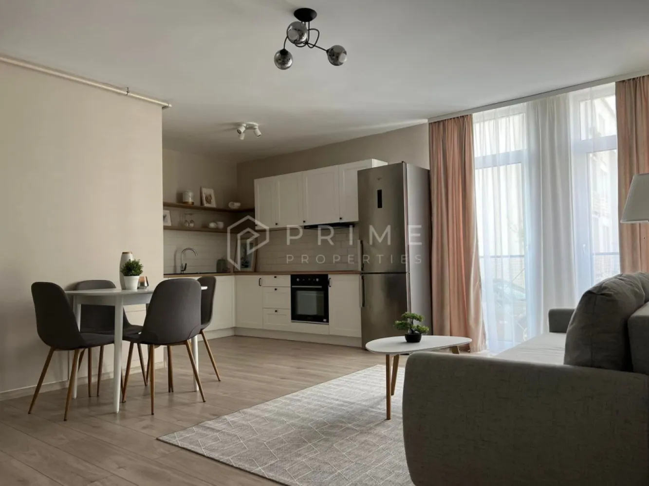 Apartament 2 camere de închiriat – Ama Residence, Târgu Mureș - Disponibil spre închiriere apartament cu 2 camere, decomandat, situat la parter, în complexul rezidențial Ama Residence din Târgu Mureș.

Locuința este frumos amenajată, cu un design modern și funcțional, fiind complet mobilată și utilată, astfel încât să ofere confortul necesar din prima zi. Compartimentarea decomandată asigură intimitate și o organizare eficientă a spațiului.

✔️ Apartament decomandat
✔️ Complet mobilat și utilat modern
✔️ Loc de parcare inclus
✔️ Parter – acces facil
✔️ Situat într-un complex rezidențial nou și apreciat

Disponibil imediat.
Pentru detalii și programarea unei vizionări, te invit să mă contactezi.