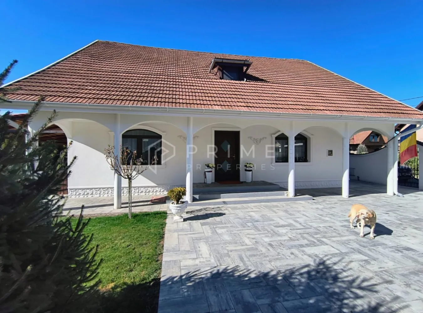 Casa perfectă pentru familie – curte, foișor cu grătar și garaj triplu - Casă de vânzare în Sâncraiu de Mureș – liniște, spațiu și confort pentru întreaga familie. Comision 0 pentru cumparatori! 
Vă propunem spre vânzare o casă primitoare și bine compartimentată, situată într-o zonă liniștită din Sâncraiu de Mureș, ideală pentru cei care își doresc confort, spațiu și intimitate, la doar câteva minute de oraș.
Proprietatea are o suprafață totală de aproximativ 180 mp, este construită pe parter + mansardă și oferă spații generoase pentru o familie numeroasă.

Compartimentare
Living generos, luminos
4 dormitoare spațioase
Bucătărie funcțională
2 Bai
Garaj pentru 3 mașini, cu baie de serviciu și duș

Spații exterioare și facilități
Curte de 6 ari, amenajată și bine întreținută
Aproximativ 3 ari de gazon și arbuști ornamentali
Terasă acoperită, perfectă pentru relaxare
Foișor rustic de 20 mp, amenajat cu grătar și cuptor, ideal pentru petrecerea timpului cu familia și prietenii

Alte avantaje
Casă complet mobilată, gata pentru locuire
Zonă foarte liniștită și aerisită
Proprietate potrivită pentru locuință permanentă sau casă de familie spațioasă

📞 Pentru mai multe detalii sau pentru programarea unei vizionări, vă invităm să ne contactați.