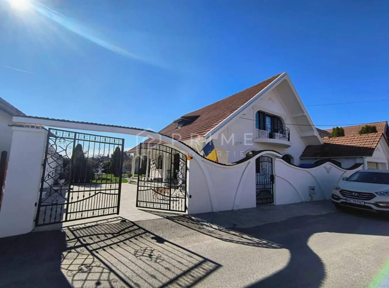 Casa perfectă pentru familie – curte, foișor cu grătar și garaj triplu - Casă de vânzare în Sâncraiu de Mureș – liniște, spațiu și confort pentru întreaga familie. Comision 0 pentru cumparatori! 
Vă propunem spre vânzare o casă primitoare și bine compartimentată, situată într-o zonă liniștită din Sâncraiu de Mureș, ideală pentru cei care își doresc confort, spațiu și intimitate, la doar câteva minute de oraș.
Proprietatea are o suprafață totală de aproximativ 180 mp, este construită pe parter + mansardă și oferă spații generoase pentru o familie numeroasă.

Compartimentare
Living generos, luminos
4 dormitoare spațioase
Bucătărie funcțională
2 Bai
Garaj pentru 3 mașini, cu baie de serviciu și duș

Spații exterioare și facilități
Curte de 6 ari, amenajată și bine întreținută
Aproximativ 3 ari de gazon și arbuști ornamentali
Terasă acoperită, perfectă pentru relaxare
Foișor rustic de 20 mp, amenajat cu grătar și cuptor, ideal pentru petrecerea timpului cu familia și prietenii

Alte avantaje
Casă complet mobilată, gata pentru locuire
Zonă foarte liniștită și aerisită
Proprietate potrivită pentru locuință permanentă sau casă de familie spațioasă

📞 Pentru mai multe detalii sau pentru programarea unei vizionări, vă invităm să ne contactați.