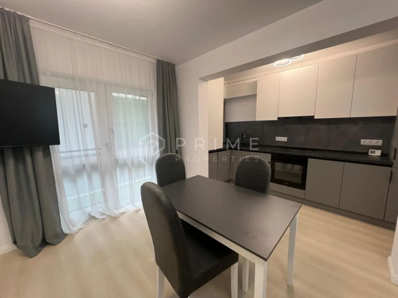 Apartament 2 camere – prima închiriere, imobil nou, zonă semicentrală - Disponibil spre închiriere apartament cu 2 camere, situat într-un imobil nou, modern și foarte bine întreținut, într-o zonă semicentrală a orașului.

Locuința se află la prima închiriere și este complet mobilată și utilată, astfel încât să ofere confort și funcționalitate din prima zi.

Spațiul este luminos, primitor și ideal pentru un cuplu sau o persoană care își dorește să locuiască într-un apartament nou, elegant și aproape de centrul orașului.

✔️ Prima închiriere
✔️ Imobil nou
✔️ Complet mobilat și utilat
✔️ Amenajare modernă
✔️ Zonă semicentrală, cu acces facil către punctele de interes

Pentru mai multe detalii sau programarea unei vizionări, te invit să mă contactezi.