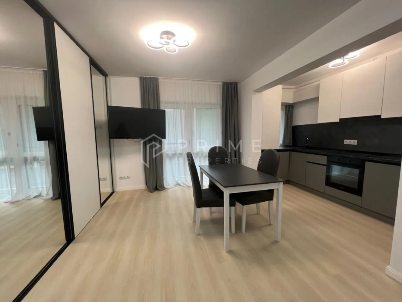 Apartament 2 camere – prima închiriere, imobil nou, zonă semicentrală - Disponibil spre închiriere apartament cu 2 camere, situat într-un imobil nou, modern și foarte bine întreținut, într-o zonă semicentrală a orașului.

Locuința se află la prima închiriere și este complet mobilată și utilată, astfel încât să ofere confort și funcționalitate din prima zi.

Spațiul este luminos, primitor și ideal pentru un cuplu sau o persoană care își dorește să locuiască într-un apartament nou, elegant și aproape de centrul orașului.

✔️ Prima închiriere
✔️ Imobil nou
✔️ Complet mobilat și utilat
✔️ Amenajare modernă
✔️ Zonă semicentrală, cu acces facil către punctele de interes

Pentru mai multe detalii sau programarea unei vizionări, te invit să mă contactezi.
