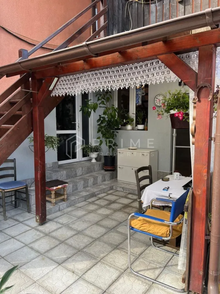 Casa cu front stradal, 7 Noiembrie, ideala clinica/cabinet/locuinta - Va propunem spre vanzare o proprietate cu potential, situata intr-una dintre cele mai cautate zone din Targu Mures pentru cabinete medicale, clinici si activitati de servicii, in zona 7 noiembrie, in imediata apropiere a spitalelor si a facultatii de medicina.

Pozitionarea excelenta, accesul facil si compartimentarea versatila fac din acest imobil o alegere foarte buna atat pentru locuire, cat si pentru investitie sau dezvoltarea unei activitati profesionale.

Imobilul este individual, amplasat singur in curte, si are o suprafata utila de 220 mp, pe un teren de 700 mp, fiind compartimentat eficient astfel incat parterul si mansarda pot functiona independent. Acest lucru il face potrivit nu doar pentru doua unitati locative, ci si pentru cabinete medicale, clinica, birouri, sediu de firma, gradinita sau alte activitati care au nevoie de spatiu bine impartit intr-o zona premium.

Compartimentare:
- 5 camere
- 2 bucatarii
- 2 bai
- 2 camari
- parter + mansarda, cu utilizare separata

Constructie si dotari:
- parter din caramida pe fundatie de beton
- mansarda amenajata
- izolatie exterioara cu polistiren de 10 cm
- geamuri si usi termopan integral
- acoperis nou Bilka
- certificat energetic clasa B
- gaz + centrala termica proprie noua
- apa, canalizare, curent
- internet, climatizare
- sistem de alarma si supraveghere video

Anexe si facilitati:
- 2 garaje, dintre care unul automatizat
- atelier amenajat, cu apa, incalzire si finisaje
- pivnita uscata
- curte amenajata cu foisor, gratar, spatiu verde si loc de joaca
- acces auto generos, inclusiv pentru vehicule de mare tonaj

Avantaj major de locatie: Proprietatea este amplasata intr-o zona cu cerere foarte buna pentru cabinete si clinici, fiind aproape de:
- spitale
- UMF
- scoli si gradinite
- magazine si banca

Este o proprietate rara prin pozitionare, suprafata si flexibilitate, ideala pentru cei care cauta fie o locuinta generoasa, fie un spatiu cu potential foarte bun pentru activitati medicale, servicii sau business.

La Prime Properties, fiecare tranzacție înseamnă mai mult decât o simplă achiziție – este un proces complet, în care colaborăm cu cei mai buni profesioniști: notari, avocați, designeri, arhitecți, evaluatori, specialiști în certificate energetice, consultanți de credite imobiliare.
Astfel, atunci când alegi o proprietate prin noi, primești la pachet și siguranță, transparență și servicii impecabile pe tot parcursul drumului tău către casa ideală.
Ne dedicăm 100% fiecărui client, iar asta se reflectă în rezultate și în încrederea pe care o primim înapoi prin recomandările lor.
Proprietatea aceasta nu se potrivește exact nevoilor tale?
Lasă-ne să îți găsim alternativa potrivită. Agentul nostru îți va oferi soluții avantajoase și adaptate stilului tău de viață.
📞 Contactează-ne astăzi. Până acum nu am dezamăgit niciun client – și nu vom începe cu tine.
Comision 0% pentru cumpărători