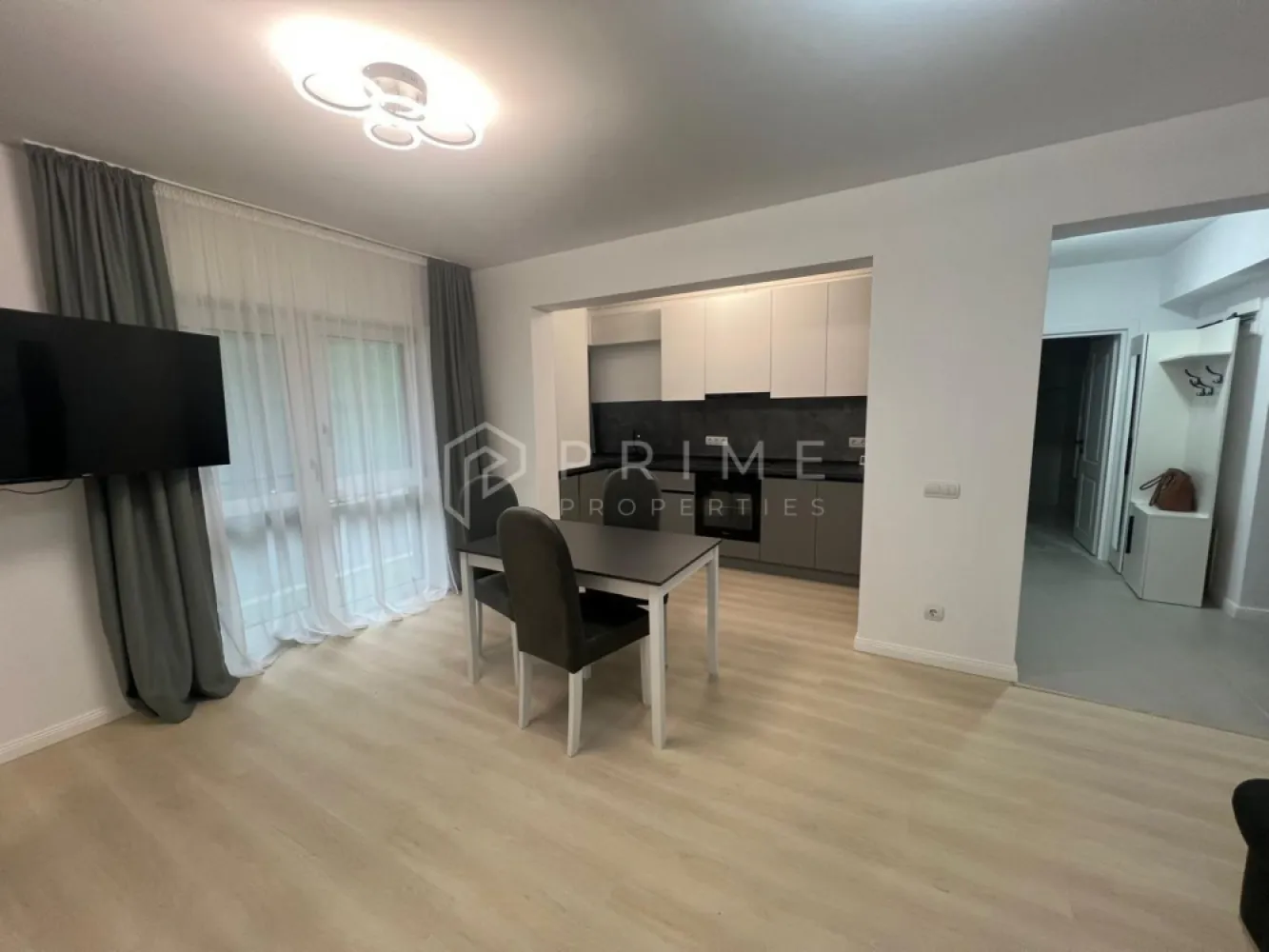 Apartament 2 camere – prima închiriere, imobil nou, zonă semicentrală - Disponibil spre închiriere apartament cu 2 camere, situat într-un imobil nou, modern și foarte bine întreținut, într-o zonă semicentrală a orașului.

Locuința se află la prima închiriere și este complet mobilată și utilată, astfel încât să ofere confort și funcționalitate din prima zi.

Spațiul este luminos, primitor și ideal pentru un cuplu sau o persoană care își dorește să locuiască într-un apartament nou, elegant și aproape de centrul orașului.

✔️ Prima închiriere
✔️ Imobil nou
✔️ Complet mobilat și utilat
✔️ Amenajare modernă
✔️ Zonă semicentrală, cu acces facil către punctele de interes

Pentru mai multe detalii sau programarea unei vizionări, te invit să mă contactezi.