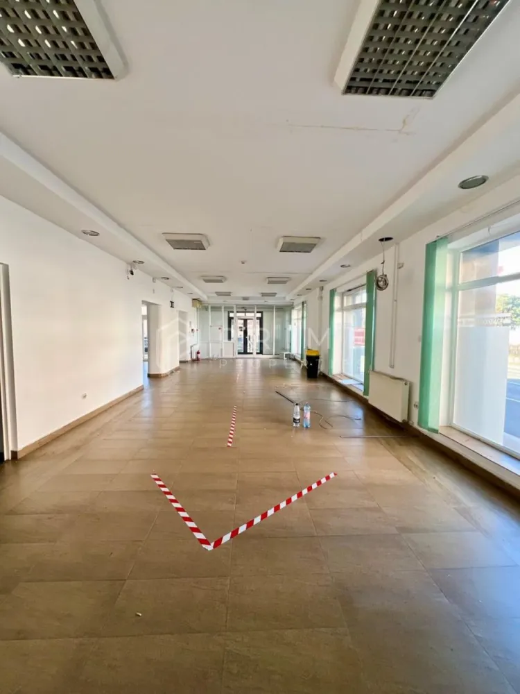 Spațiu Comercial Premium Semicentral | 430 mp | Parcare privată - Oportunitate rară pentru business-uri care caută vizibilitate și acces: clădire comercială moderna de închiriat, semicentral, cu trafic pietonal și auto ridicat și parcare proprie.

Ce îl diferențiază
- Suprafață utilă totală: 430 mp (compartimentat, cu opțiune de recompartimentare)
- Demisol + parter + etaj, cu circulații bune și spații generoase
- Curte interioară privată, pavată și împrejmuită
- 10–15 locuri de parcare dedicate (pentru clienți și echipă)
- Disponibilitate imediată

Distribuție pe niveluri:
- Parter: zonă principală de mari dimensiuni, completată de camere suport configurabile, hol de acces, grup sanitar și circulație verticală (casa scării).
- Etaj: 5 spații tip birou/cameră, încăperi auxiliare, grup sanitar și terasă de aproximativ 20 mp.

Potrivit pentru
Sediu de firmă sau banca, clinică / servicii medicale, centru educațional, showroom, activități comerciale și servicii premium, logistică ușoară — datorită amplasării și flexibilității de amenajare.

Dotări & utilități
- Centrală termică, calorifere, aer condiționat
- Alarmă, supraveghere video, cameră server, sală de ședințe
- Internet: fibra optică
- Utilități: gaz, apă, curent; contorizare individuală
- Acces auto + acces stradal; străzi asfaltate, iluminat public, transport în comun în apropiere

Zonă cu servicii și puncte de interes: intersecție circulată, bancă, benzinărie, hotel, restaurante/pub

Condiții
- Chirie: 3.800 EUR/lună
- Garanție: 3.800 EUR

La Prime Properties, fiecare tranzacție înseamnă mai mult decât o simplă achiziție – este un proces complet, în care colaborăm cu cei mai buni profesioniști: notari, avocați, evaluatori, specialiști în certificate energetice și consultanți de credite imobiliare.
Astfel, atunci când alegi o proprietate prin noi, primești la pachet siguranță, transparență și servicii impecabile pe tot parcursul drumului tău către casa ideală.

Ne dedicăm 100% fiecărui client, iar asta se reflectă în rezultate și în încrederea pe care o primim înapoi prin recomandările lor.
Această proprietate nu este exact ceea ce cauți?

Lasă-ne să îți găsim alternativa potrivită. Agentul tău Prime îți va oferi soluții avantajoase, adaptate stilului tău de viață.
Contactează-ne astăzi. Până acum nu am dezamăgit niciun client – și nu vom începe cu tine.
Comision: 50% din valoarea primei luni de chirie.