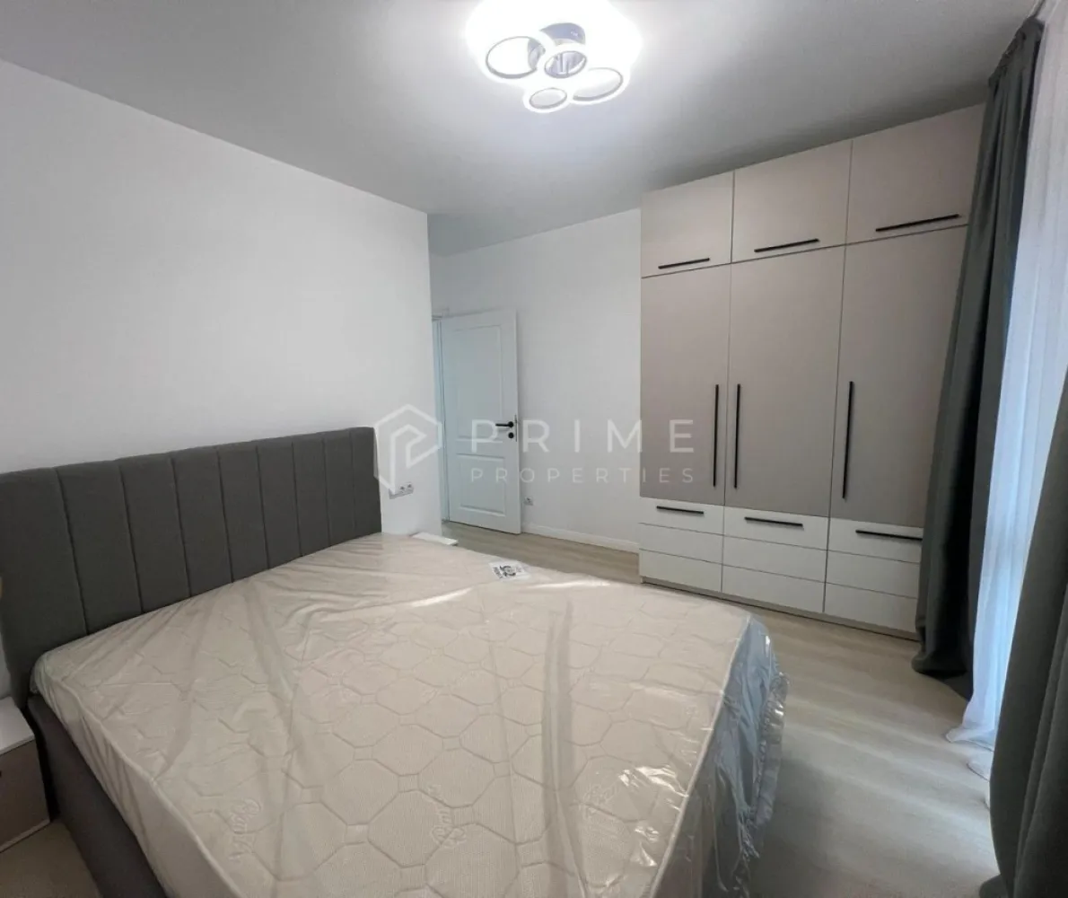 Apartament 2 camere – prima închiriere, imobil nou, zonă semicentrală - Disponibil spre închiriere apartament cu 2 camere, situat într-un imobil nou, modern și foarte bine întreținut, într-o zonă semicentrală a orașului.

Locuința se află la prima închiriere și este complet mobilată și utilată, astfel încât să ofere confort și funcționalitate din prima zi.

Spațiul este luminos, primitor și ideal pentru un cuplu sau o persoană care își dorește să locuiască într-un apartament nou, elegant și aproape de centrul orașului.

✔️ Prima închiriere
✔️ Imobil nou
✔️ Complet mobilat și utilat
✔️ Amenajare modernă
✔️ Zonă semicentrală, cu acces facil către punctele de interes

Pentru mai multe detalii sau programarea unei vizionări, te invit să mă contactezi.