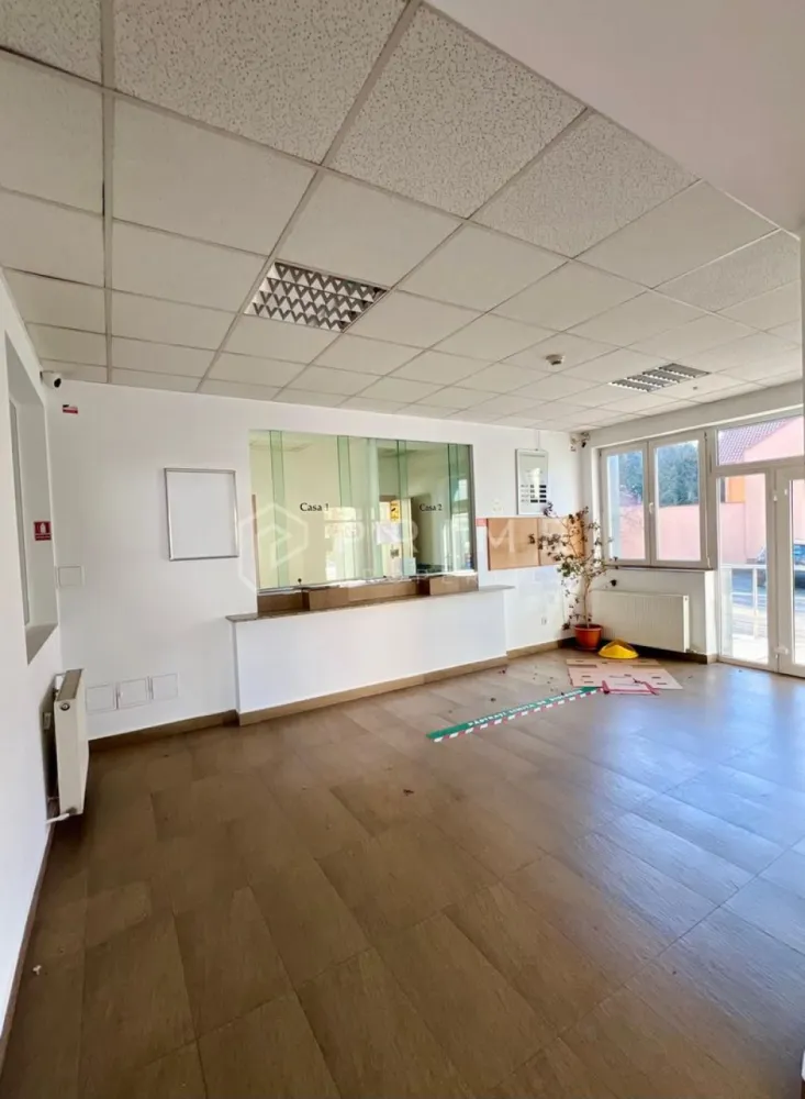 Spațiu Comercial Premium Semicentral | 430 mp | Parcare privată - Oportunitate rară pentru business-uri care caută vizibilitate și acces: clădire comercială moderna de închiriat, semicentral, cu trafic pietonal și auto ridicat și parcare proprie.

Ce îl diferențiază
- Suprafață utilă totală: 430 mp (compartimentat, cu opțiune de recompartimentare)
- Demisol + parter + etaj, cu circulații bune și spații generoase
- Curte interioară privată, pavată și împrejmuită
- 10–15 locuri de parcare dedicate (pentru clienți și echipă)
- Disponibilitate imediată

Distribuție pe niveluri:
- Parter: zonă principală de mari dimensiuni, completată de camere suport configurabile, hol de acces, grup sanitar și circulație verticală (casa scării).
- Etaj: 5 spații tip birou/cameră, încăperi auxiliare, grup sanitar și terasă de aproximativ 20 mp.

Potrivit pentru
Sediu de firmă sau banca, clinică / servicii medicale, centru educațional, showroom, activități comerciale și servicii premium, logistică ușoară — datorită amplasării și flexibilității de amenajare.

Dotări & utilități
- Centrală termică, calorifere, aer condiționat
- Alarmă, supraveghere video, cameră server, sală de ședințe
- Internet: fibra optică
- Utilități: gaz, apă, curent; contorizare individuală
- Acces auto + acces stradal; străzi asfaltate, iluminat public, transport în comun în apropiere

Zonă cu servicii și puncte de interes: intersecție circulată, bancă, benzinărie, hotel, restaurante/pub

Condiții
- Chirie: 3.800 EUR/lună
- Garanție: 3.800 EUR

La Prime Properties, fiecare tranzacție înseamnă mai mult decât o simplă achiziție – este un proces complet, în care colaborăm cu cei mai buni profesioniști: notari, avocați, evaluatori, specialiști în certificate energetice și consultanți de credite imobiliare.
Astfel, atunci când alegi o proprietate prin noi, primești la pachet siguranță, transparență și servicii impecabile pe tot parcursul drumului tău către casa ideală.

Ne dedicăm 100% fiecărui client, iar asta se reflectă în rezultate și în încrederea pe care o primim înapoi prin recomandările lor.
Această proprietate nu este exact ceea ce cauți?

Lasă-ne să îți găsim alternativa potrivită. Agentul tău Prime îți va oferi soluții avantajoase, adaptate stilului tău de viață.
Contactează-ne astăzi. Până acum nu am dezamăgit niciun client – și nu vom începe cu tine.
Comision: 50% din valoarea primei luni de chirie.