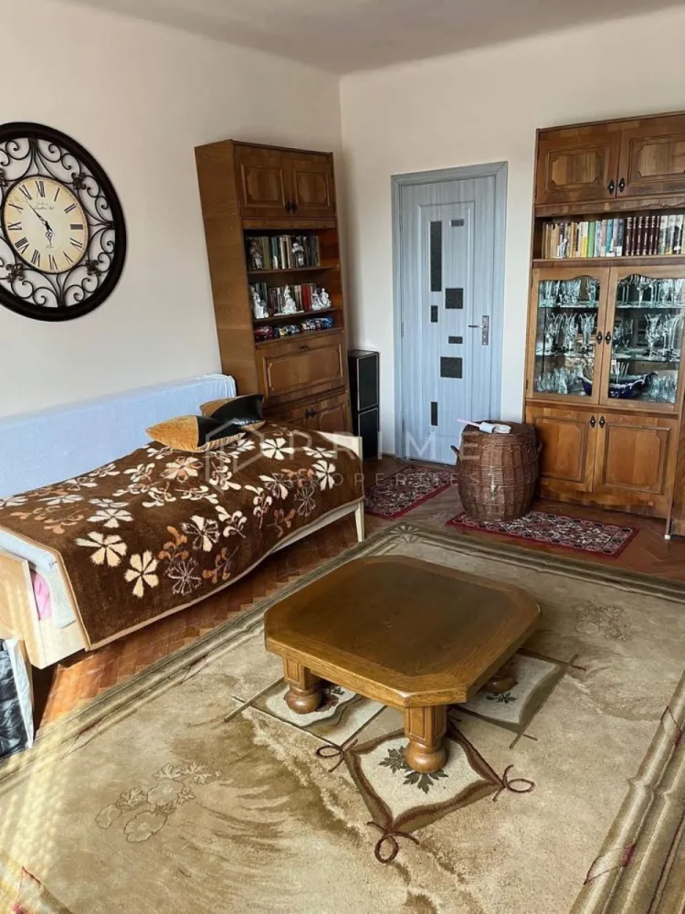 Casa cu front stradal, 7 Noiembrie, ideala clinica/cabinet/locuinta - Va propunem spre vanzare o proprietate cu potential, situata intr-una dintre cele mai cautate zone din Targu Mures pentru cabinete medicale, clinici si activitati de servicii, in zona 7 noiembrie, in imediata apropiere a spitalelor si a facultatii de medicina.

Pozitionarea excelenta, accesul facil si compartimentarea versatila fac din acest imobil o alegere foarte buna atat pentru locuire, cat si pentru investitie sau dezvoltarea unei activitati profesionale.

Imobilul este individual, amplasat singur in curte, si are o suprafata utila de 220 mp, pe un teren de 700 mp, fiind compartimentat eficient astfel incat parterul si mansarda pot functiona independent. Acest lucru il face potrivit nu doar pentru doua unitati locative, ci si pentru cabinete medicale, clinica, birouri, sediu de firma, gradinita sau alte activitati care au nevoie de spatiu bine impartit intr-o zona premium.

Compartimentare:
- 5 camere
- 2 bucatarii
- 2 bai
- 2 camari
- parter + mansarda, cu utilizare separata

Constructie si dotari:
- parter din caramida pe fundatie de beton
- mansarda amenajata
- izolatie exterioara cu polistiren de 10 cm
- geamuri si usi termopan integral
- acoperis nou Bilka
- certificat energetic clasa B
- gaz + centrala termica proprie noua
- apa, canalizare, curent
- internet, climatizare
- sistem de alarma si supraveghere video

Anexe si facilitati:
- 2 garaje, dintre care unul automatizat
- atelier amenajat, cu apa, incalzire si finisaje
- pivnita uscata
- curte amenajata cu foisor, gratar, spatiu verde si loc de joaca
- acces auto generos, inclusiv pentru vehicule de mare tonaj

Avantaj major de locatie: Proprietatea este amplasata intr-o zona cu cerere foarte buna pentru cabinete si clinici, fiind aproape de:
- spitale
- UMF
- scoli si gradinite
- magazine si banca

Este o proprietate rara prin pozitionare, suprafata si flexibilitate, ideala pentru cei care cauta fie o locuinta generoasa, fie un spatiu cu potential foarte bun pentru activitati medicale, servicii sau business.

La Prime Properties, fiecare tranzacție înseamnă mai mult decât o simplă achiziție – este un proces complet, în care colaborăm cu cei mai buni profesioniști: notari, avocați, designeri, arhitecți, evaluatori, specialiști în certificate energetice, consultanți de credite imobiliare.
Astfel, atunci când alegi o proprietate prin noi, primești la pachet și siguranță, transparență și servicii impecabile pe tot parcursul drumului tău către casa ideală.
Ne dedicăm 100% fiecărui client, iar asta se reflectă în rezultate și în încrederea pe care o primim înapoi prin recomandările lor.
Proprietatea aceasta nu se potrivește exact nevoilor tale?
Lasă-ne să îți găsim alternativa potrivită. Agentul nostru îți va oferi soluții avantajoase și adaptate stilului tău de viață.
📞 Contactează-ne astăzi. Până acum nu am dezamăgit niciun client – și nu vom începe cu tine.
Comision 0% pentru cumpărători