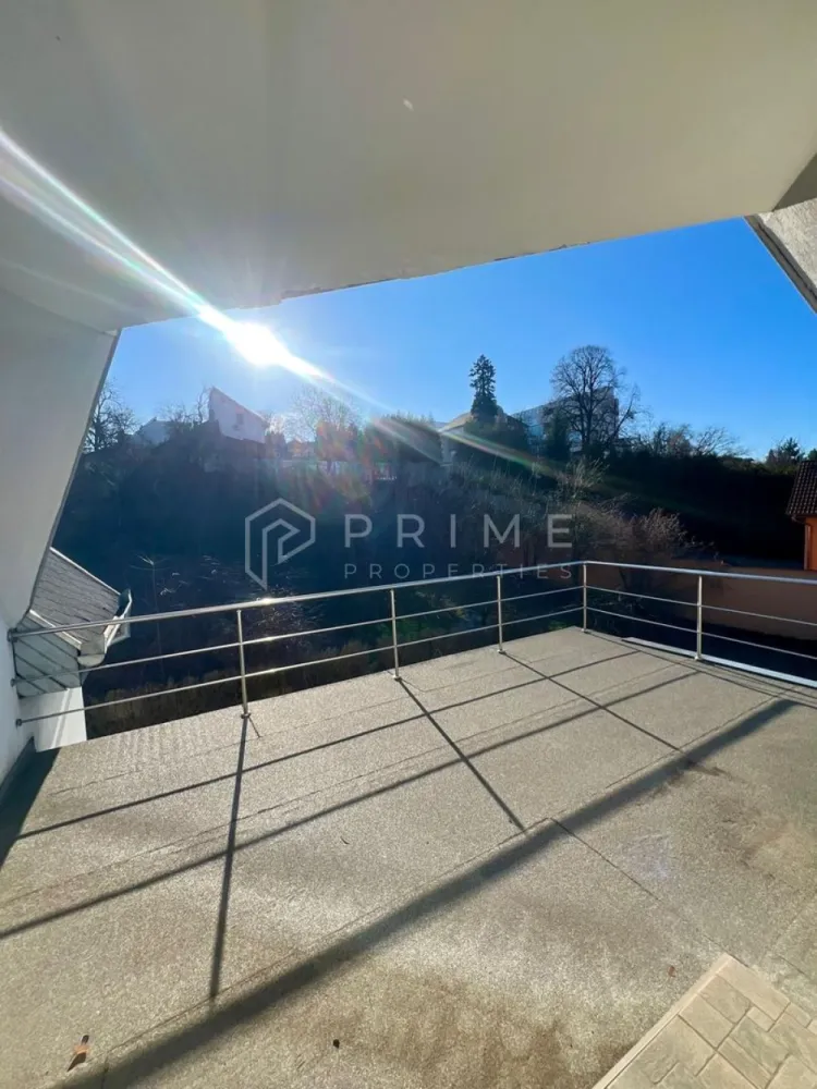 Spațiu Comercial Premium Semicentral | 430 mp | Parcare privată - Oportunitate rară pentru business-uri care caută vizibilitate și acces: clădire comercială moderna de închiriat, semicentral, cu trafic pietonal și auto ridicat și parcare proprie.

Ce îl diferențiază
- Suprafață utilă totală: 430 mp (compartimentat, cu opțiune de recompartimentare)
- Demisol + parter + etaj, cu circulații bune și spații generoase
- Curte interioară privată, pavată și împrejmuită
- 10–15 locuri de parcare dedicate (pentru clienți și echipă)
- Disponibilitate imediată

Distribuție pe niveluri:
- Parter: zonă principală de mari dimensiuni, completată de camere suport configurabile, hol de acces, grup sanitar și circulație verticală (casa scării).
- Etaj: 5 spații tip birou/cameră, încăperi auxiliare, grup sanitar și terasă de aproximativ 20 mp.

Potrivit pentru
Sediu de firmă sau banca, clinică / servicii medicale, centru educațional, showroom, activități comerciale și servicii premium, logistică ușoară — datorită amplasării și flexibilității de amenajare.

Dotări & utilități
- Centrală termică, calorifere, aer condiționat
- Alarmă, supraveghere video, cameră server, sală de ședințe
- Internet: fibra optică
- Utilități: gaz, apă, curent; contorizare individuală
- Acces auto + acces stradal; străzi asfaltate, iluminat public, transport în comun în apropiere

Zonă cu servicii și puncte de interes: intersecție circulată, bancă, benzinărie, hotel, restaurante/pub

Condiții
- Chirie: 3.800 EUR/lună
- Garanție: 3.800 EUR

La Prime Properties, fiecare tranzacție înseamnă mai mult decât o simplă achiziție – este un proces complet, în care colaborăm cu cei mai buni profesioniști: notari, avocați, evaluatori, specialiști în certificate energetice și consultanți de credite imobiliare.
Astfel, atunci când alegi o proprietate prin noi, primești la pachet siguranță, transparență și servicii impecabile pe tot parcursul drumului tău către casa ideală.

Ne dedicăm 100% fiecărui client, iar asta se reflectă în rezultate și în încrederea pe care o primim înapoi prin recomandările lor.
Această proprietate nu este exact ceea ce cauți?

Lasă-ne să îți găsim alternativa potrivită. Agentul tău Prime îți va oferi soluții avantajoase, adaptate stilului tău de viață.
Contactează-ne astăzi. Până acum nu am dezamăgit niciun client – și nu vom începe cu tine.
Comision: 50% din valoarea primei luni de chirie.