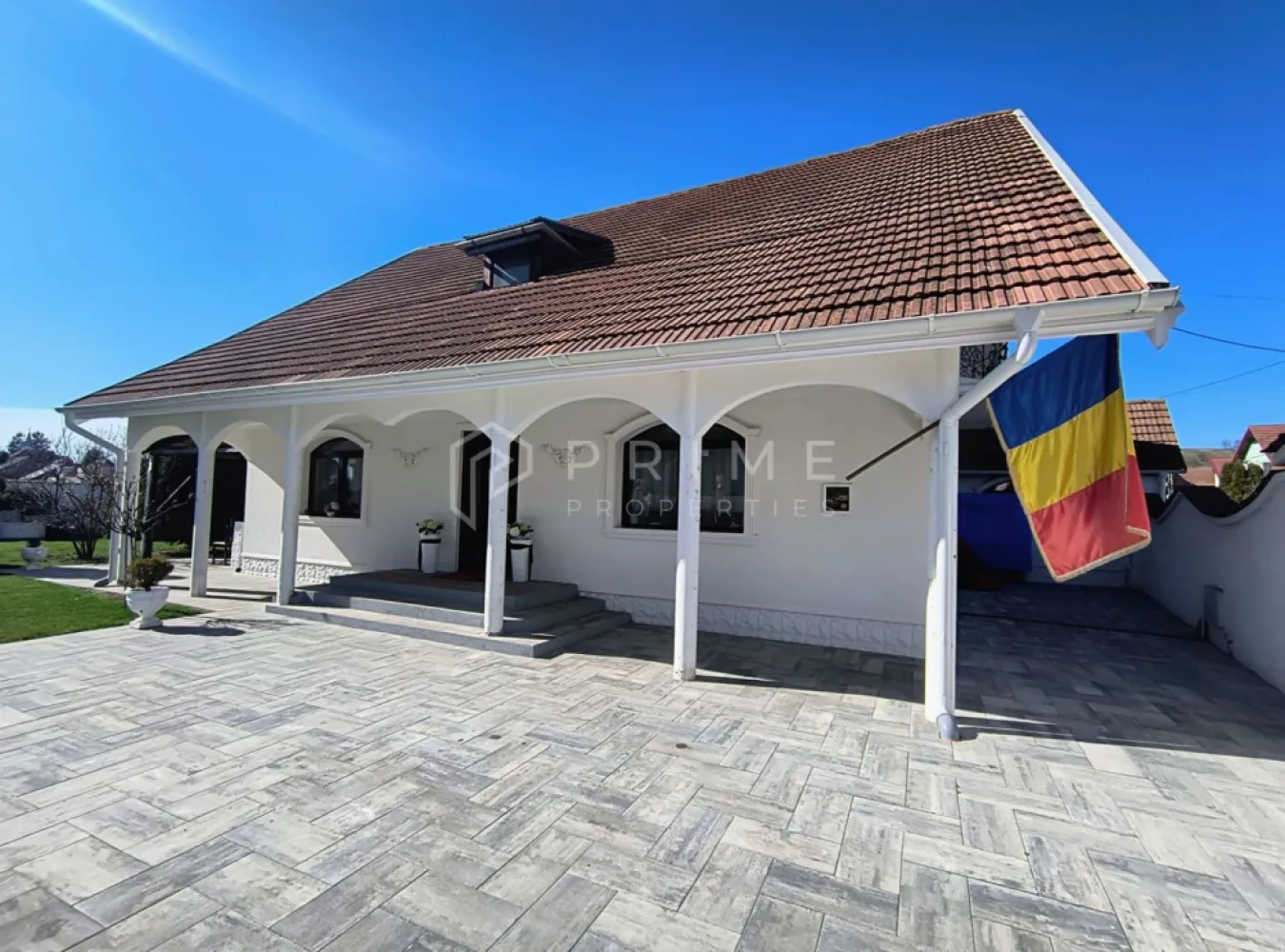 Casa perfectă pentru familie – curte, foișor cu grătar și garaj triplu - Casă de vânzare în Sâncraiu de Mureș – liniște, spațiu și confort pentru întreaga familie. Comision 0 pentru cumparatori! 
Vă propunem spre vânzare o casă primitoare și bine compartimentată, situată într-o zonă liniștită din Sâncraiu de Mureș, ideală pentru cei care își doresc confort, spațiu și intimitate, la doar câteva minute de oraș.
Proprietatea are o suprafață totală de aproximativ 180 mp, este construită pe parter + mansardă și oferă spații generoase pentru o familie numeroasă.

Compartimentare
Living generos, luminos
4 dormitoare spațioase
Bucătărie funcțională
2 Bai
Garaj pentru 3 mașini, cu baie de serviciu și duș

Spații exterioare și facilități
Curte de 6 ari, amenajată și bine întreținută
Aproximativ 3 ari de gazon și arbuști ornamentali
Terasă acoperită, perfectă pentru relaxare
Foișor rustic de 20 mp, amenajat cu grătar și cuptor, ideal pentru petrecerea timpului cu familia și prietenii

Alte avantaje
Casă complet mobilată, gata pentru locuire
Zonă foarte liniștită și aerisită
Proprietate potrivită pentru locuință permanentă sau casă de familie spațioasă

📞 Pentru mai multe detalii sau pentru programarea unei vizionări, vă invităm să ne contactați.