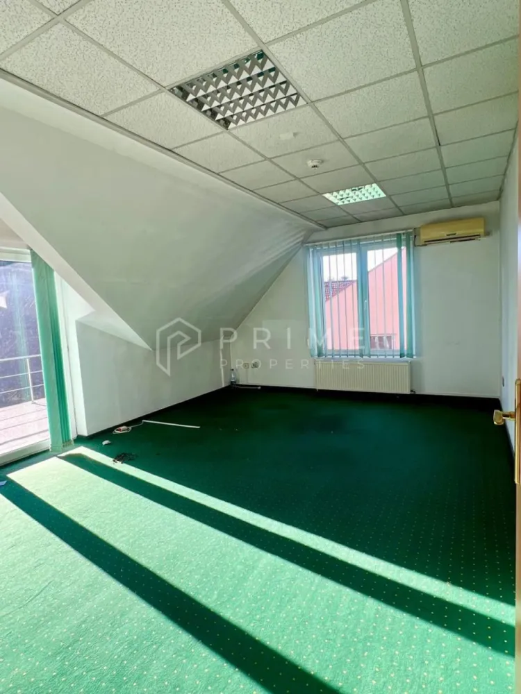Spațiu Comercial Premium Semicentral | 430 mp | Parcare privată - Oportunitate rară pentru business-uri care caută vizibilitate și acces: clădire comercială moderna de închiriat, semicentral, cu trafic pietonal și auto ridicat și parcare proprie.

Ce îl diferențiază
- Suprafață utilă totală: 430 mp (compartimentat, cu opțiune de recompartimentare)
- Demisol + parter + etaj, cu circulații bune și spații generoase
- Curte interioară privată, pavată și împrejmuită
- 10–15 locuri de parcare dedicate (pentru clienți și echipă)
- Disponibilitate imediată

Distribuție pe niveluri:
- Parter: zonă principală de mari dimensiuni, completată de camere suport configurabile, hol de acces, grup sanitar și circulație verticală (casa scării).
- Etaj: 5 spații tip birou/cameră, încăperi auxiliare, grup sanitar și terasă de aproximativ 20 mp.

Potrivit pentru
Sediu de firmă sau banca, clinică / servicii medicale, centru educațional, showroom, activități comerciale și servicii premium, logistică ușoară — datorită amplasării și flexibilității de amenajare.

Dotări & utilități
- Centrală termică, calorifere, aer condiționat
- Alarmă, supraveghere video, cameră server, sală de ședințe
- Internet: fibra optică
- Utilități: gaz, apă, curent; contorizare individuală
- Acces auto + acces stradal; străzi asfaltate, iluminat public, transport în comun în apropiere

Zonă cu servicii și puncte de interes: intersecție circulată, bancă, benzinărie, hotel, restaurante/pub

Condiții
- Chirie: 3.800 EUR/lună
- Garanție: 3.800 EUR

La Prime Properties, fiecare tranzacție înseamnă mai mult decât o simplă achiziție – este un proces complet, în care colaborăm cu cei mai buni profesioniști: notari, avocați, evaluatori, specialiști în certificate energetice și consultanți de credite imobiliare.
Astfel, atunci când alegi o proprietate prin noi, primești la pachet siguranță, transparență și servicii impecabile pe tot parcursul drumului tău către casa ideală.

Ne dedicăm 100% fiecărui client, iar asta se reflectă în rezultate și în încrederea pe care o primim înapoi prin recomandările lor.
Această proprietate nu este exact ceea ce cauți?

Lasă-ne să îți găsim alternativa potrivită. Agentul tău Prime îți va oferi soluții avantajoase, adaptate stilului tău de viață.
Contactează-ne astăzi. Până acum nu am dezamăgit niciun client – și nu vom începe cu tine.
Comision: 50% din valoarea primei luni de chirie.