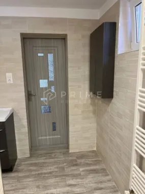 Casa cu front stradal, 7 Noiembrie, ideala clinica/cabinet/locuinta