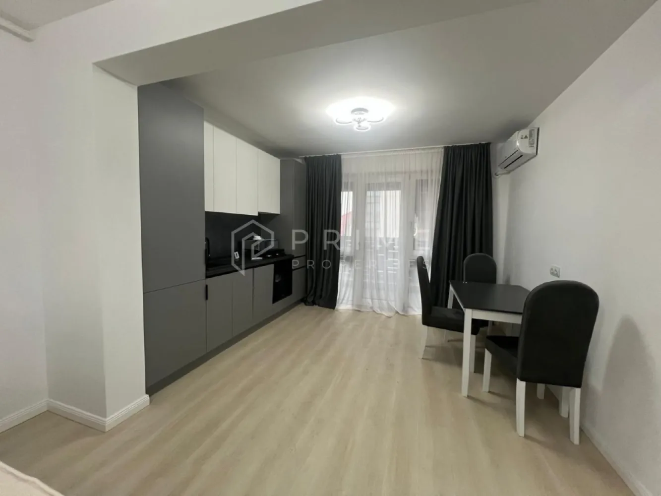 Studio nou de închiriat | Spațios | Imobil nou | Zonă semicentrală - Vă propunem spre închiriere un studio modern și generos ca suprafață, situat într-un imobil nou, într-o zonă semicentrală foarte bine poziționată.

Apartamentul este complet mobilat și utilat, pregătit pentru mutare imediată. Spațiul este eficient compartimentat, oferind o zonă de living confortabilă, bucătărie complet echipată și o zonă de dormit bine definită, astfel încât să vă bucurați de funcționalitate și confort.

Localizarea semicentrală asigură acces rapid către magazine, farmacii, restaurante, stații de transport în comun și alte puncte de interes, fiind ideal pentru un stil de viață activ.

Imobilul este nou, construit la standarde moderne, oferind un plus de confort și eficiență.

Un studio ideal pentru o persoană sau un cuplu care își dorește un spațiu elegant, luminos și bine poziționat.

Vă invităm să ne contactați pentru detalii suplimentare și pentru programarea unei vizionări.