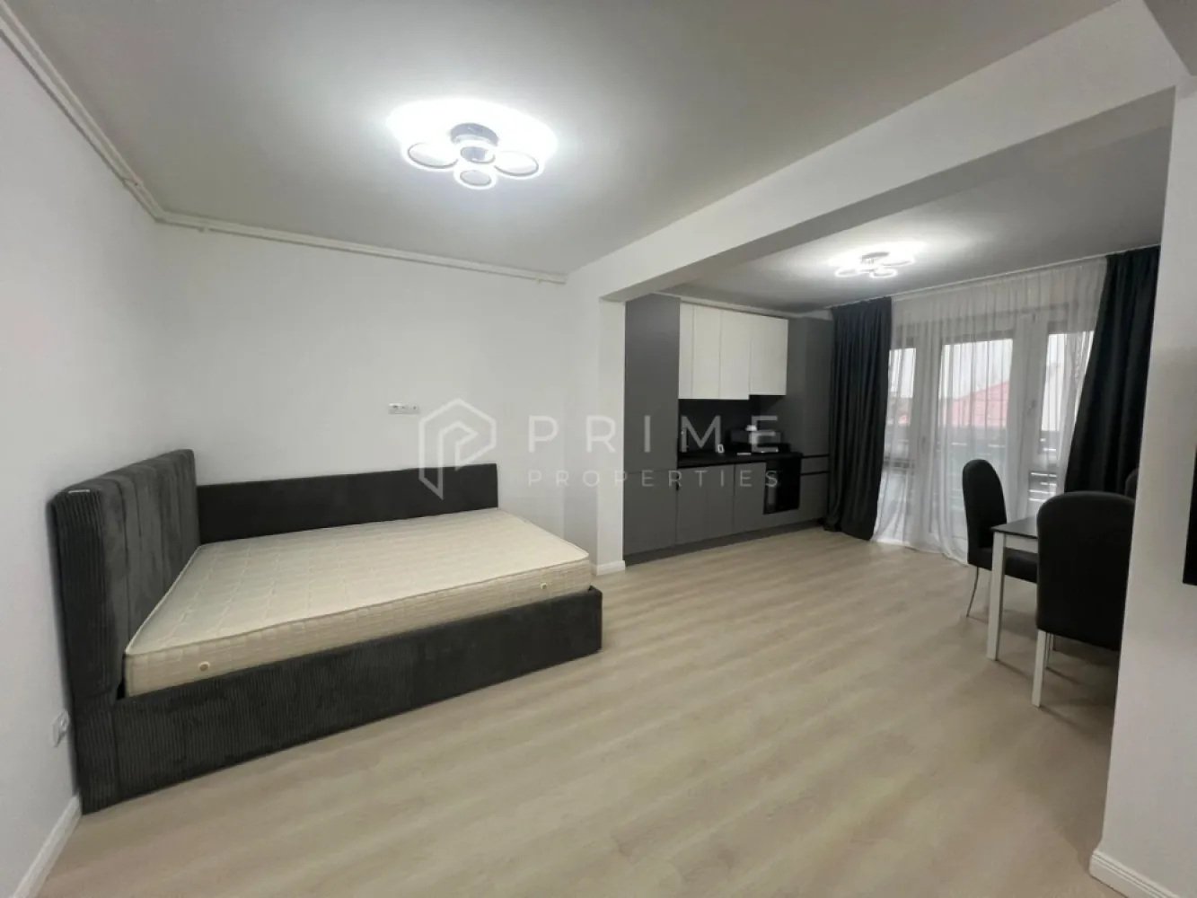 Studio nou de închiriat | Spațios | Imobil nou | Zonă semicentrală - Vă propunem spre închiriere un studio modern și generos ca suprafață, situat într-un imobil nou, într-o zonă semicentrală foarte bine poziționată.

Apartamentul este complet mobilat și utilat, pregătit pentru mutare imediată. Spațiul este eficient compartimentat, oferind o zonă de living confortabilă, bucătărie complet echipată și o zonă de dormit bine definită, astfel încât să vă bucurați de funcționalitate și confort.

Localizarea semicentrală asigură acces rapid către magazine, farmacii, restaurante, stații de transport în comun și alte puncte de interes, fiind ideal pentru un stil de viață activ.

Imobilul este nou, construit la standarde moderne, oferind un plus de confort și eficiență.

Un studio ideal pentru o persoană sau un cuplu care își dorește un spațiu elegant, luminos și bine poziționat.

Vă invităm să ne contactați pentru detalii suplimentare și pentru programarea unei vizionări.
