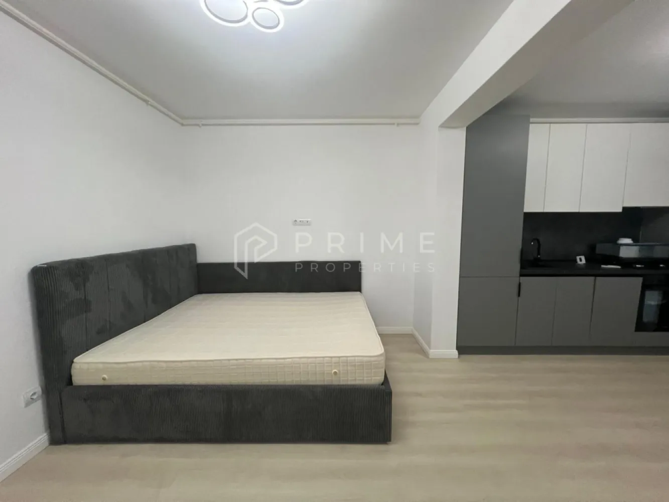 Studio nou de închiriat | Spațios | Imobil nou | Zonă semicentrală - Vă propunem spre închiriere un studio modern și generos ca suprafață, situat într-un imobil nou, într-o zonă semicentrală foarte bine poziționată.

Apartamentul este complet mobilat și utilat, pregătit pentru mutare imediată. Spațiul este eficient compartimentat, oferind o zonă de living confortabilă, bucătărie complet echipată și o zonă de dormit bine definită, astfel încât să vă bucurați de funcționalitate și confort.

Localizarea semicentrală asigură acces rapid către magazine, farmacii, restaurante, stații de transport în comun și alte puncte de interes, fiind ideal pentru un stil de viață activ.

Imobilul este nou, construit la standarde moderne, oferind un plus de confort și eficiență.

Un studio ideal pentru o persoană sau un cuplu care își dorește un spațiu elegant, luminos și bine poziționat.

Vă invităm să ne contactați pentru detalii suplimentare și pentru programarea unei vizionări.