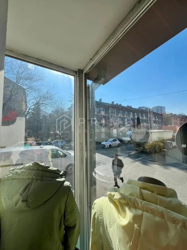 Spațiu comercial | Vitrină în L | 7 Noiembrie | Vizibilitate excelenta - Prime Properties va oferă spre vânzare spațiu comercial cu una dintre cele mai vizibile poziții din zona 7 Noiembrie — vitrină dublă în L la stradă, parter, in bloc P +3, vad auto intens si vizibilitate excelentă.

Detalii spațiu:
- Suprafață: 58 mp
- Compartimentare: 2 încăperi + baie + bucătărie
- Parter, acces direct din stradă
- Vitrină generoasă în L — expunere maximă din două direcții
- Stare: bună, dupa mici amenajari 

Locație:
- Zona 7 Noiembrie — trafic pietonal și auto constant
- Concentrare ridicată de clinici, cabinete medicale, farmacii și servicii
- Vizibilitate excepțională, greu de găsit în zonă

Ideal pentru clinică medicală, cabinet stomatologic, cabinet psihologic, optică medicală, farmacie, servicii financiare, cosmetică, orice activitate care necesită expunere stradală.

Imaginile sunt generate cu o aplicatie de virtual staging - in acest moment functioneaza in spatiu un magazin. 

Vânzare: 155.000 EUR | Închiriere: 1.000 EUR/lună.

La Prime Properties, fiecare tranzacție înseamnă mai mult decât o simplă achiziție – este un proces complet, în care colaborăm cu cei mai buni profesioniști: notari, avocați, evaluatori, specialiști în certificate energetice și consultanți de credite imobiliare.
Astfel, atunci când alegi o proprietate prin noi, primești la pachet siguranță, transparență și servicii impecabile pe tot parcursul drumului tău către casa ideală.

Ne dedicăm 100% fiecărui client, iar asta se reflectă în rezultate și în încrederea pe care o primim înapoi prin recomandările lor.
Această proprietate nu este exact ceea ce cauți?
Lasă-ne să îți găsim alternativa potrivită. Agentul tău Prime îți va oferi soluții avantajoase, adaptate stilului tău de viață.
Contactează-ne astăzi. Până acum nu am dezamăgit niciun client – și nu vom începe cu tine.