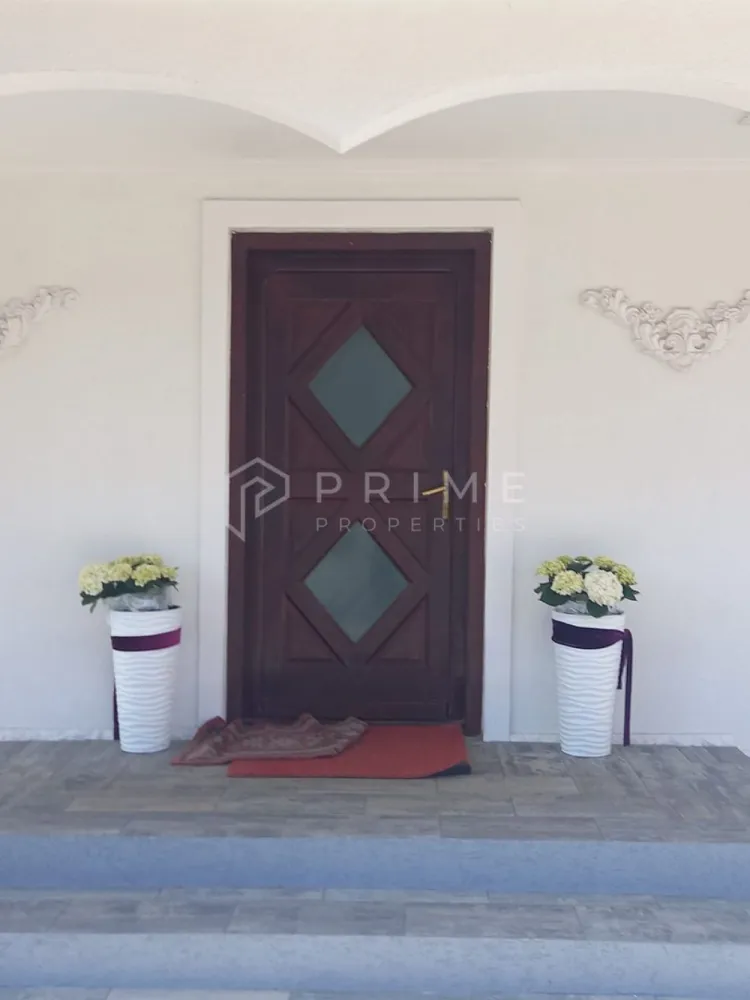 Casa perfectă pentru familie – curte, foișor cu grătar și garaj triplu
