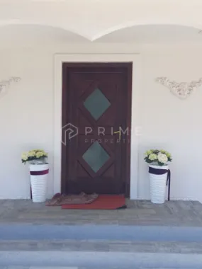 Casa perfectă pentru familie – curte, foișor cu grătar și garaj triplu