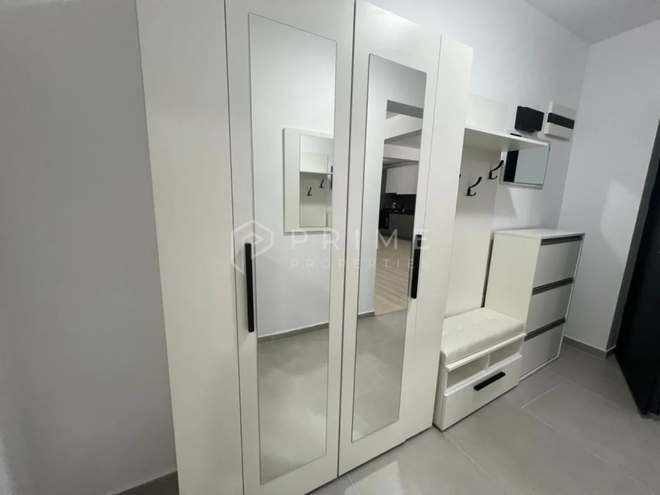 Studio nou de închiriat | Spațios | Imobil nou | Zonă semicentrală - Vă propunem spre închiriere un studio modern și generos ca suprafață, situat într-un imobil nou, într-o zonă semicentrală foarte bine poziționată.

Apartamentul este complet mobilat și utilat, pregătit pentru mutare imediată. Spațiul este eficient compartimentat, oferind o zonă de living confortabilă, bucătărie complet echipată și o zonă de dormit bine definită, astfel încât să vă bucurați de funcționalitate și confort.

Localizarea semicentrală asigură acces rapid către magazine, farmacii, restaurante, stații de transport în comun și alte puncte de interes, fiind ideal pentru un stil de viață activ.

Imobilul este nou, construit la standarde moderne, oferind un plus de confort și eficiență.

Un studio ideal pentru o persoană sau un cuplu care își dorește un spațiu elegant, luminos și bine poziționat.

Vă invităm să ne contactați pentru detalii suplimentare și pentru programarea unei vizionări.