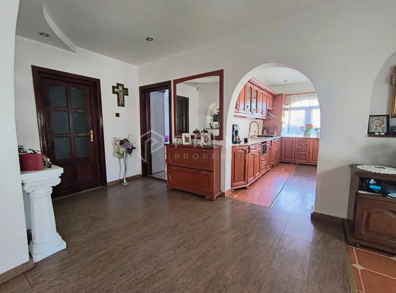 Casa perfectă pentru familie – curte, foișor cu grătar și garaj triplu