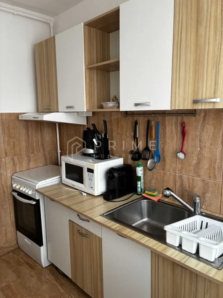 Apartament 2 camere – Cornișa, lângă UMF – ideal investiție - Vă propunem spre vânzare un apartament cu 2 camere, situat în zona Cornișa, în imediata apropiere a căminelor studențești și la aproximativ 7–15 minute de mers pe jos de clădirile UMF Târgu Mureș. Proprietatea reprezintă o alegere excelentă atât pentru locuință personală, cât și pentru investiție.

Apartamentul este situat la etajul 4, deasupra existând etaj tehnic parțial, oferind astfel un plus de intimitate și liniște. Se vinde complet mobilat, fiind disponibil pentru mutare imediată.

Dotări și beneficii:
- Centrală termică proprie
- Geamuri termopan
- Ușă metalică
- Aer condiționat 
- Două balcoane
- Spații de parcare în imediata vecinătate

Zona este liniștită, cu mult spațiu verde și copaci maturi, oferind acces rapid către magazine, școli, restaurante și farmacii.

La Prime Properties, fiecare tranzacție înseamnă mai mult decât o simplă achiziție – este un proces complet, în care colaborăm cu cei mai buni profesioniști: notari, avocați, designeri, arhitecți, evaluatori, specialiști în certificate energetice, consultanți de credite imobiliare.
Astfel, atunci când alegi o proprietate prin noi, primești la pachet și siguranță, transparență și servicii impecabile pe tot parcursul drumului tău către casa ideală.

Ne dedicăm 100% fiecărui client, iar asta se reflectă în rezultate și în încrederea pe care o primim înapoi prin recomandările lor.
Proprietatea aceasta nu se potrivește exact nevoilor tale?

Lasă-ne să îți găsim alternativa potrivită. Agentul nostru îți va oferi soluții avantajoase și adaptate stilului tău de viață.
📞 Contactează-ne astăzi. Până acum nu am dezamăgit niciun client – și nu vom începe cu tine.
Comision 0% pentru cumpărători