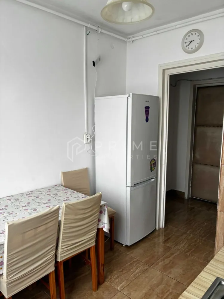 Apartament 2 camere – Cornișa, lângă UMF – ideal investiție - Vă propunem spre vânzare un apartament cu 2 camere, situat în zona Cornișa, în imediata apropiere a căminelor studențești și la aproximativ 7–15 minute de mers pe jos de clădirile UMF Târgu Mureș. Proprietatea reprezintă o alegere excelentă atât pentru locuință personală, cât și pentru investiție.

Apartamentul este situat la etajul 4, deasupra existând etaj tehnic parțial, oferind astfel un plus de intimitate și liniște. Se vinde complet mobilat, fiind disponibil pentru mutare imediată.

Dotări și beneficii:
- Centrală termică proprie
- Geamuri termopan
- Ușă metalică
- Aer condiționat 
- Două balcoane
- Spații de parcare în imediata vecinătate

Zona este liniștită, cu mult spațiu verde și copaci maturi, oferind acces rapid către magazine, școli, restaurante și farmacii.

La Prime Properties, fiecare tranzacție înseamnă mai mult decât o simplă achiziție – este un proces complet, în care colaborăm cu cei mai buni profesioniști: notari, avocați, designeri, arhitecți, evaluatori, specialiști în certificate energetice, consultanți de credite imobiliare.
Astfel, atunci când alegi o proprietate prin noi, primești la pachet și siguranță, transparență și servicii impecabile pe tot parcursul drumului tău către casa ideală.

Ne dedicăm 100% fiecărui client, iar asta se reflectă în rezultate și în încrederea pe care o primim înapoi prin recomandările lor.
Proprietatea aceasta nu se potrivește exact nevoilor tale?

Lasă-ne să îți găsim alternativa potrivită. Agentul nostru îți va oferi soluții avantajoase și adaptate stilului tău de viață.
📞 Contactează-ne astăzi. Până acum nu am dezamăgit niciun client – și nu vom începe cu tine.
Comision 0% pentru cumpărători