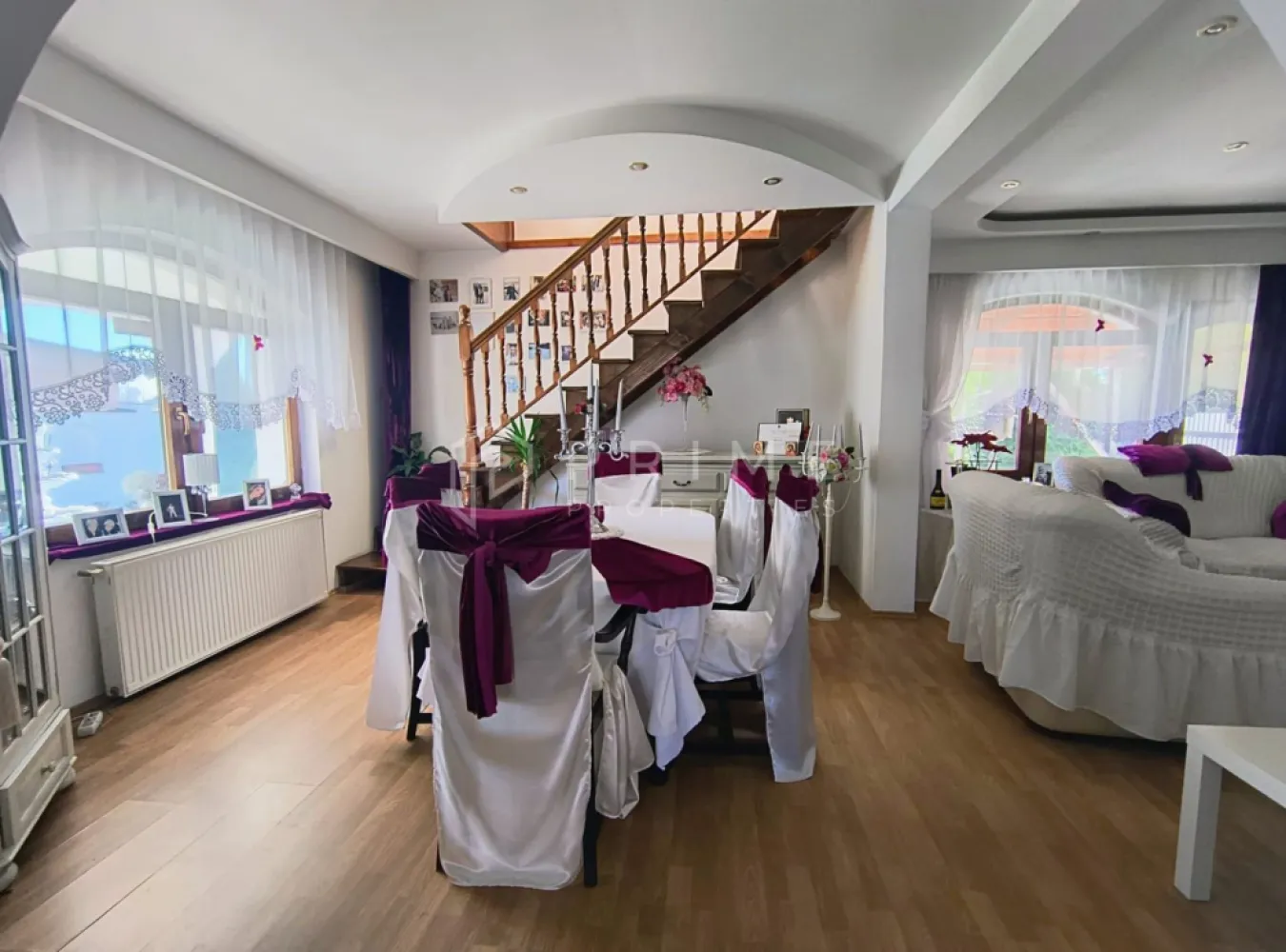 Casa perfectă pentru familie – curte, foișor cu grătar și garaj triplu