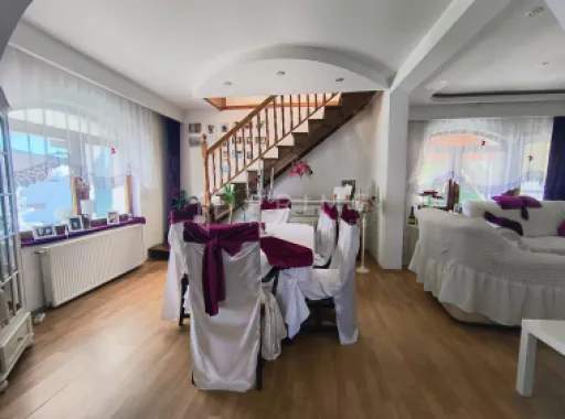 Casa perfectă pentru familie – curte, foișor cu grătar și garaj triplu