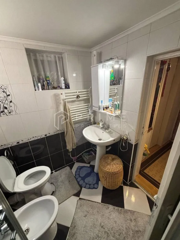 Casa cu front stradal, 7 Noiembrie, ideala clinica/cabinet/locuinta