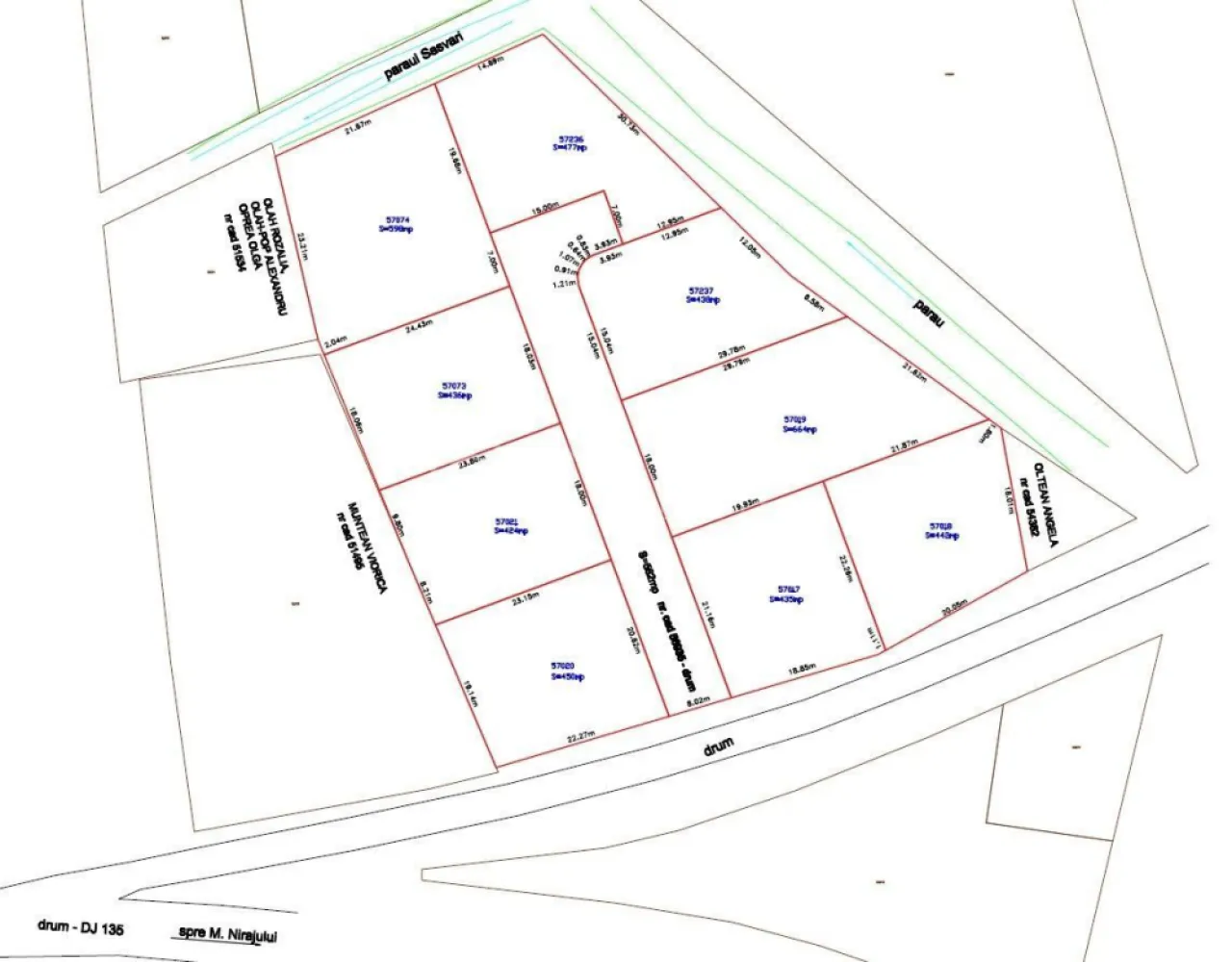 Loturi 424–664 mp, utilități complete, proiect inclus la 8 min de oras - Parcelele tale pentru casă – Sânișor, comuna Livezeni, la 8 minute de Târgu Mureș
Teren intravilan cu proiect inclus și certificat de urbanism valabil
Prime Properties vă oferă spre vânzare parcele de teren intravilan cu suprafețe cuprinse între 424 mp și 664 mp, situate în Sânișor, comuna Livezeni, la strada principală, asfaltată, la doar 8 minute de Târgu Mureș.
Un avantaj major: fiecare lot dispune de proiect de casă individuală inclus și certificat de urbanism recent eliberat (valabil 2 ani) – ceea ce permite demararea rapidă a construcției.

 Locație:
Sânișor – comuna Livezeni
La asfalt, pe strada principală
Stație de autobuz în apropiere
Zonă liniștită, cu panoramă deosebită
Cartier în plină dezvoltare
 Suprafață loturi:
Între 424 mp – 664 mp
 Preț: 50 €/mp

Utilități disponibile:
Apă
Canalizare
Gaz
Curent electric
Toate utilitățile sunt disponibile, facilitând procesul de construire.

Proiect de casă inclus:
Parter:
Hol intrare
Cameră tehnică
Bucătărie
Baie
Living open space + zonă dining
Casa scării
Etaj:
3 dormitoare
Baie
Balcon (pentru 2 dormitoare)
Proiectul este gândit pentru o locuință modernă, practică și potrivită pentru familie.

Avantaje competitive:
Proiect inclus în preț
Certificat de urbanism valabil
Acces direct la asfalt
Utilități complete
Zonă liniștită, aproape de oraș
Potențial excelent pentru investiție
Pentru mai multe detalii sau pentru programarea unei vizionări, vă invităm să ne contactați!
Pentru clienții cumpărători, comisionul este 0%.
La Prime Properties, fiecare tranzacție înseamnă mai mult decât o simplă achiziție – este un proces complet, în care colaborăm cu cei mai buni profesioniști: notari, avocați, designeri, arhitecți, evaluatori, specialiști în certificate energetice, consultanți de credite imobiliare.
Astfel, atunci când alegi o proprietate prin noi, primești la pachet și siguranță, transparență și servicii impecabile pe tot parcursul drumului tău către casa ideală.
Ne dedicăm 100% fiecărui client, iar asta se reflectă în rezultate și în încrederea pe care o primim înapoi prin recomandările lor.
Proprietatea aceasta nu se potrivește exact nevoilor tale?
Lasă-ne să îți găsim alternativa potrivită. Consultantul nostru îți va oferi soluții avantajoase și adaptate stilului tău de viață.
📞 Contactează-ne astăzi. Până acum nu am dezamăgit niciun client – și nu vom începe cu tine.