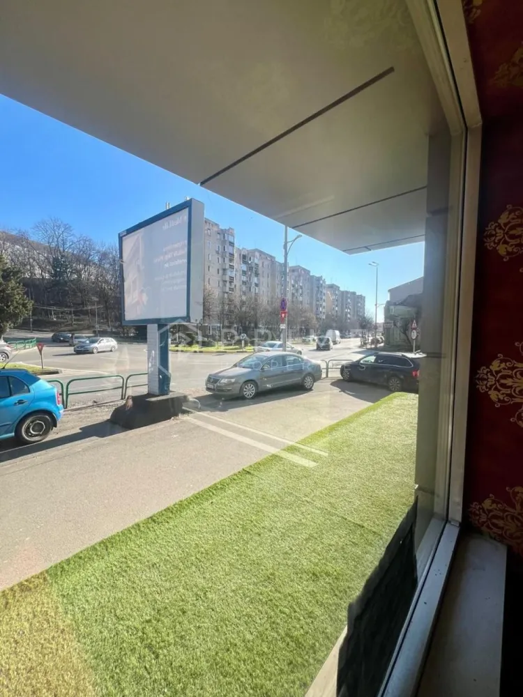 Spatiu comercial 150 mp | Zona 7 Noiembrie | Vad exceptional - Oportunitate rara de inchiriere a unui spatiu comercial cu una dintre cele mai bune pozitionari din Targu Mures — zona 7 Noiembrie, cu trafic pietonal si auto constant si vizibilitate directa din ambele sensuri.

Specificatii tehnice:
- Suprafata utila totala: 150 mp
- Zona de desfasurare activitate: aproximativ 120 mp
- Birou (mic) separat
- Grup sanitar 
- Parter, acces direct din strada
- Vitrina / fatada cu expunere stradala maxima, pe colt

Spatiul este amplasat intr-o zona cu un profil comercial si medical bine definit — concentrare ridicata de clinici, cabinete medicale, farmacii si servicii conexe. Traficul pietonal si auto este unul dintre cele mai intense din oras, cu flux constant pe parcursul intregii zile. Vizibilitatea spatiului este un activ real — firma sau brandingul dumneavoastra vor fi vazute de mii de persoane zilnic fara niciun efort suplimentar de promovare.

Profiluri de activitate recomandate:
- Clinica medicala, cabinet stomatologic, optica medicala
- Banca, IFN, casa de schimb valutar
- Farmacie, parafarmacii, produse naturiste
- Asigurari, servicii financiare
- Showroom, reprezentanta comerciala
- Orice activitate cu nevoie de expunere si acces public

Conditii inchiriere:

Chirie: 3.000 EUR/luna 

La Prime Properties, fiecare tranzacție înseamnă mai mult decât o simplă achiziție – este un proces complet, în care colaborăm cu cei mai buni profesioniști: notari, avocați, evaluatori, specialiști în certificate energetice și consultanți de credite imobiliare.
Astfel, atunci când alegi o proprietate prin noi, primești la pachet siguranță, transparență și servicii impecabile pe tot parcursul drumului tău către casa ideală.

Ne dedicăm 100% fiecărui client, iar asta se reflectă în rezultate și în încrederea pe care o primim înapoi prin recomandările lor.
Această proprietate nu este exact ceea ce cauți?
Lasă-ne să îți găsim alternativa potrivită. Agentul tău Prime îți va oferi soluții avantajoase, adaptate stilului tău de viață.
Contactează-ne astăzi. Până acum nu am dezamăgit niciun client – și nu vom începe cu tine.
Comision: 50% din valoarea unei chirii lunare.