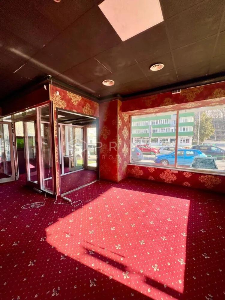 Spatiu comercial 150 mp | Zona 7 Noiembrie | Vad exceptional - Oportunitate rara de inchiriere a unui spatiu comercial cu una dintre cele mai bune pozitionari din Targu Mures — zona 7 Noiembrie, cu trafic pietonal si auto constant si vizibilitate directa din ambele sensuri.

Specificatii tehnice:
- Suprafata utila totala: 150 mp
- Zona de desfasurare activitate: aproximativ 120 mp
- Birou (mic) separat
- Grup sanitar 
- Parter, acces direct din strada
- Vitrina / fatada cu expunere stradala maxima, pe colt

Spatiul este amplasat intr-o zona cu un profil comercial si medical bine definit — concentrare ridicata de clinici, cabinete medicale, farmacii si servicii conexe. Traficul pietonal si auto este unul dintre cele mai intense din oras, cu flux constant pe parcursul intregii zile. Vizibilitatea spatiului este un activ real — firma sau brandingul dumneavoastra vor fi vazute de mii de persoane zilnic fara niciun efort suplimentar de promovare.

Profiluri de activitate recomandate:
- Clinica medicala, cabinet stomatologic, optica medicala
- Banca, IFN, casa de schimb valutar
- Farmacie, parafarmacii, produse naturiste
- Asigurari, servicii financiare
- Showroom, reprezentanta comerciala
- Orice activitate cu nevoie de expunere si acces public

Conditii inchiriere:

Chirie: 3.000 EUR/luna 

La Prime Properties, fiecare tranzacție înseamnă mai mult decât o simplă achiziție – este un proces complet, în care colaborăm cu cei mai buni profesioniști: notari, avocați, evaluatori, specialiști în certificate energetice și consultanți de credite imobiliare.
Astfel, atunci când alegi o proprietate prin noi, primești la pachet siguranță, transparență și servicii impecabile pe tot parcursul drumului tău către casa ideală.

Ne dedicăm 100% fiecărui client, iar asta se reflectă în rezultate și în încrederea pe care o primim înapoi prin recomandările lor.
Această proprietate nu este exact ceea ce cauți?
Lasă-ne să îți găsim alternativa potrivită. Agentul tău Prime îți va oferi soluții avantajoase, adaptate stilului tău de viață.
Contactează-ne astăzi. Până acum nu am dezamăgit niciun client – și nu vom începe cu tine.
Comision: 50% din valoarea unei chirii lunare.