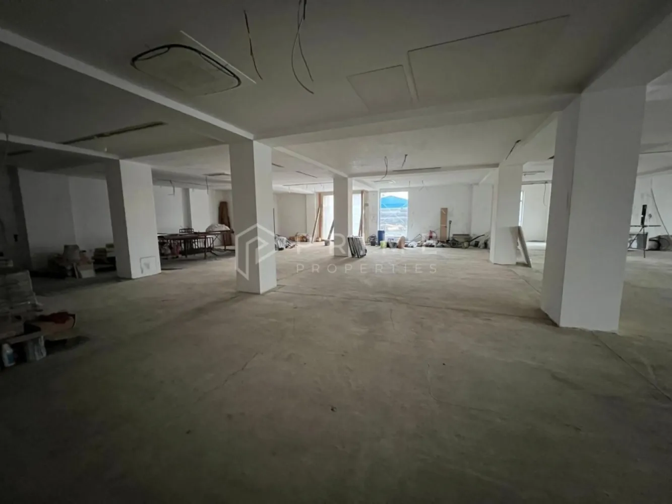 Spațiu comercial de închiriat – 360 mp | Ieșire Târgu Mureș –Cristești - Spațiu comercial de închiriat – 360 mp | Ieșire Târgu Mureș – Cristești | Aproape de A3

Disponibil spre închiriere spațiu comercial de 360 mp, situat la parterul unei clădiri moderne, construite în 2020, la ieșirea din Târgu Mureș spre Cristești, cu acces rapid către autostrada A3 – un avantaj major pentru logistică, depozitare și transport.

Spațiul este la stadiul semifinisat, oferind flexibilitate totală în amenajare și adaptare în funcție de activitatea desfășurată. Deși nu este poziționat direct la strada principală, locația compensează prin accesibilitate excelentă și conexiuni rapide către principalele rute de transport.

Ideal pentru:

showroom

spațiu de prezentare

depozitare

activități comerciale sau logistice

Avantaje:

suprafață generoasă: 360 mp

parter

clădire modernă (2020)

compartimentare flexibilă

acces facil pentru aprovizionare

proximitate autostradă A3

Un spațiu potrivit pentru afaceri care pun accent pe eficiență operațională, acces rapid și flexibilitate.

📞 Pentru detalii suplimentare și programarea unei vizionări, te invit să mă contactezi.